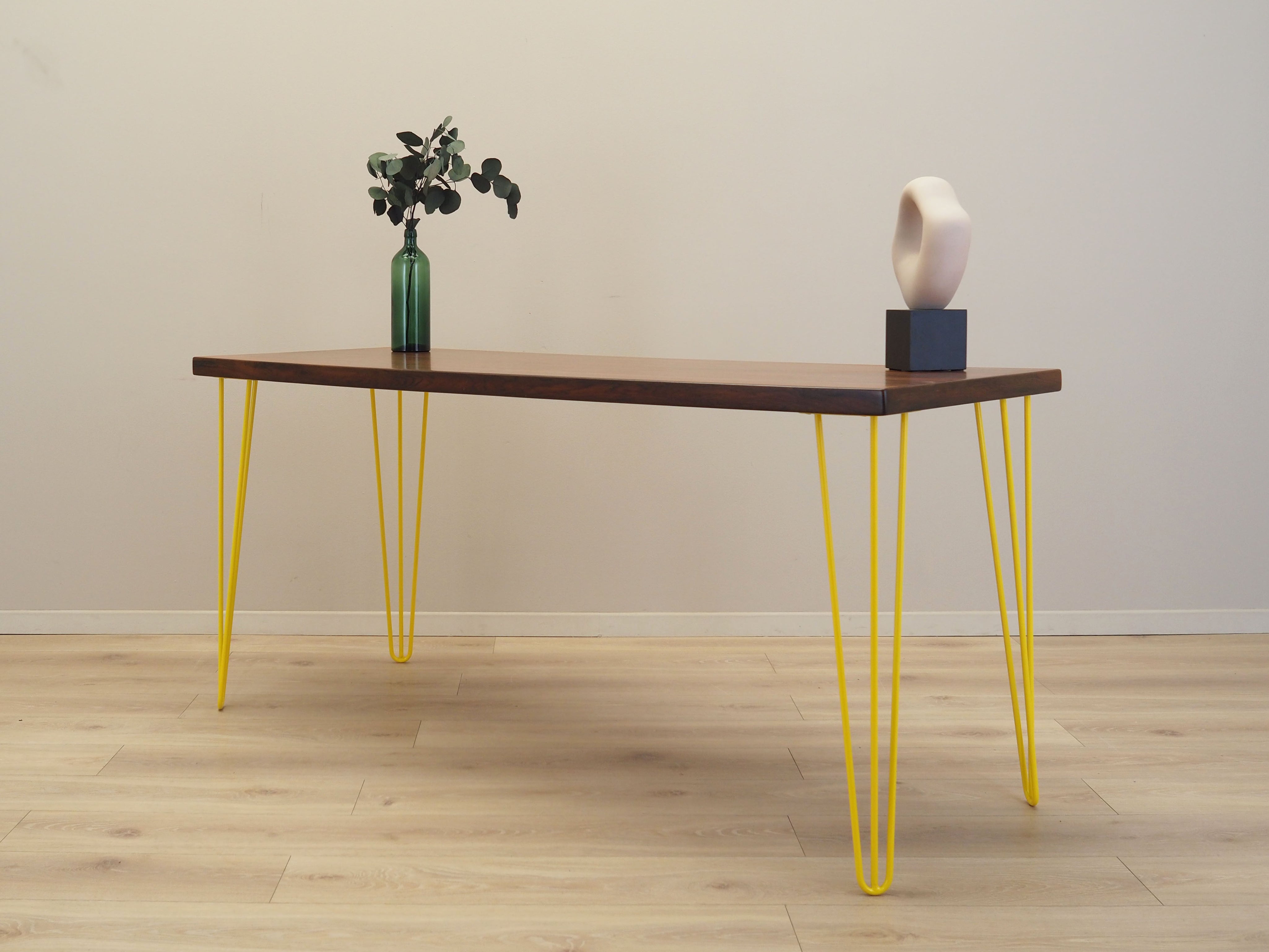 Rosewood_desk_in_Danish_design_from_1970s_production_Denmark