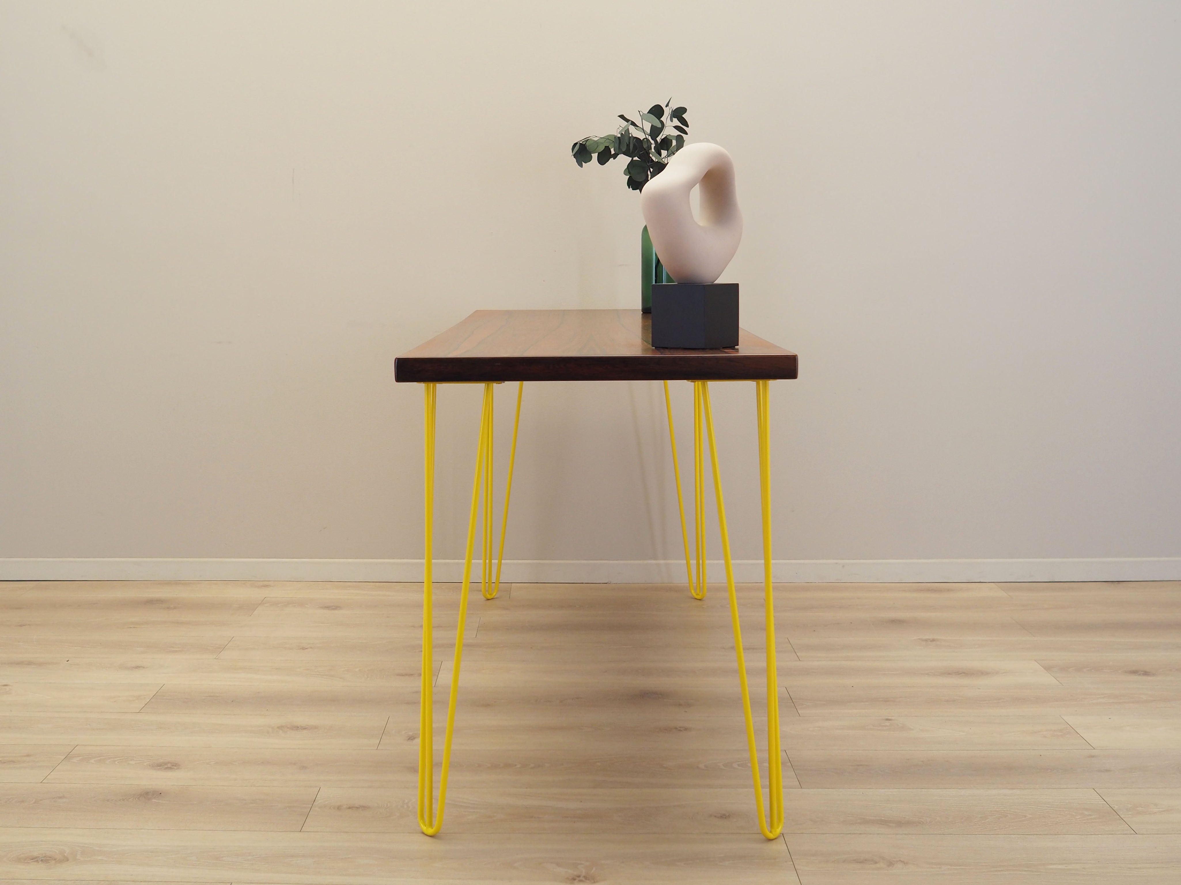 Rosewood_desk_in_Danish_design_from_1970s_production_Denmark