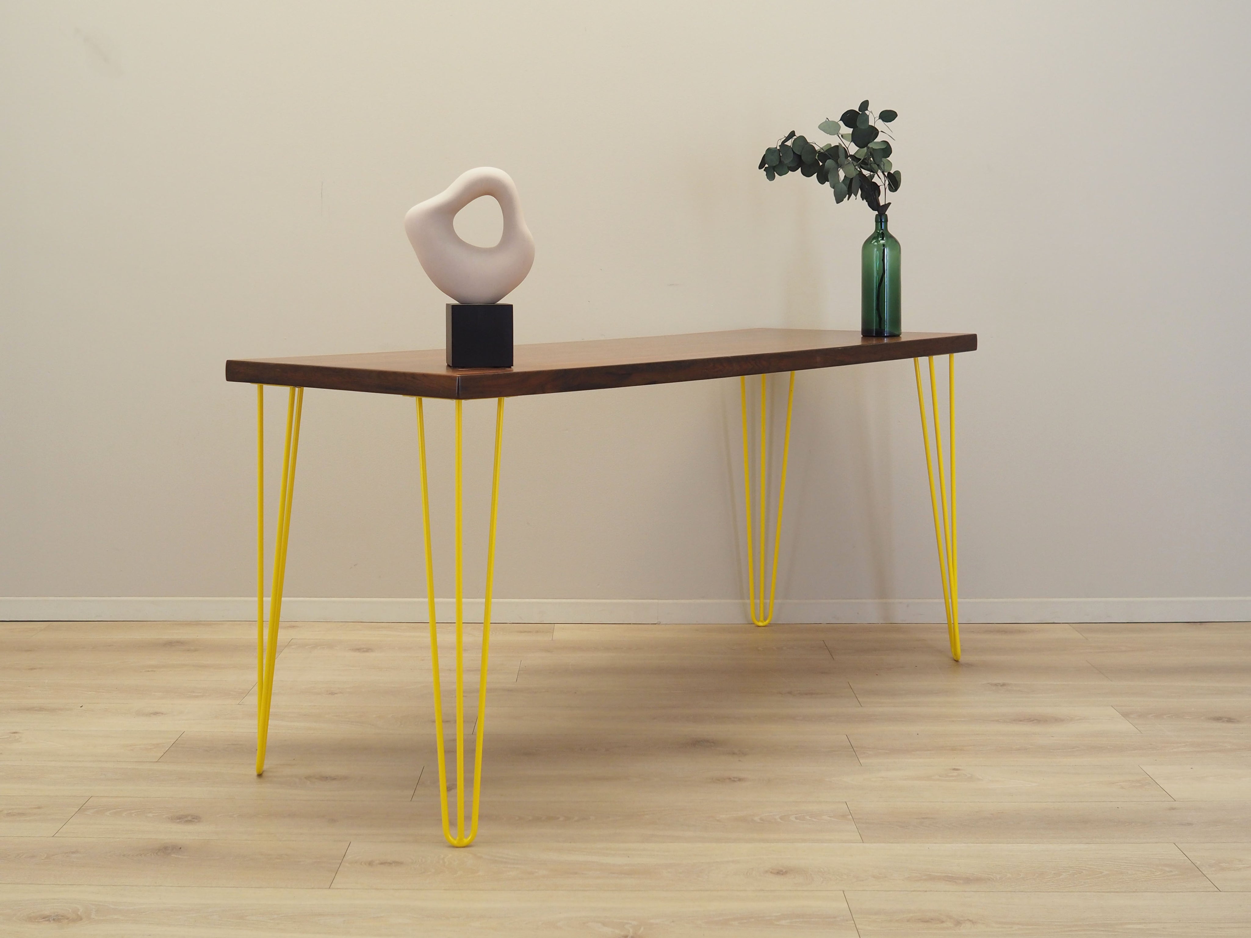 Rosewood_desk_in_Danish_design_from_1970s_production_Denmark