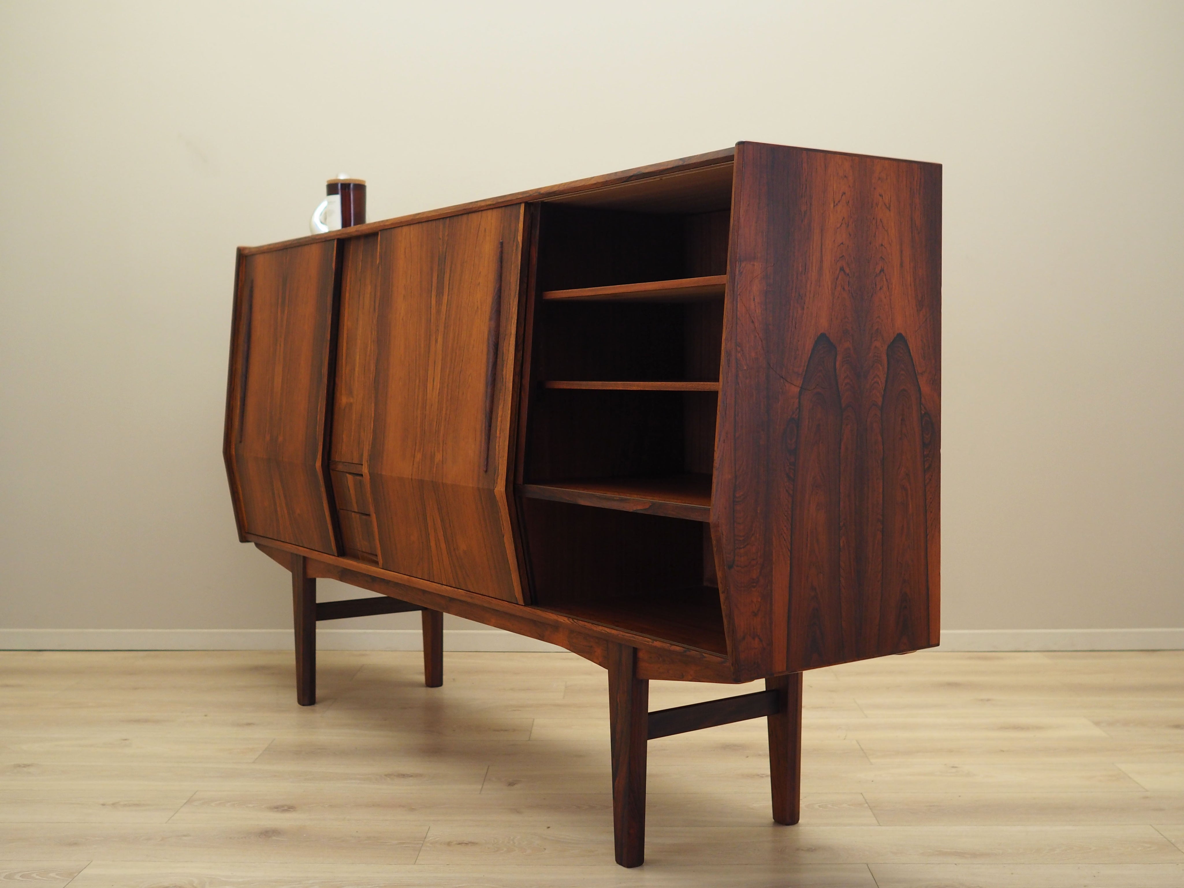 Rosewood_highboard_Danish_design_1970s_production_Denmark