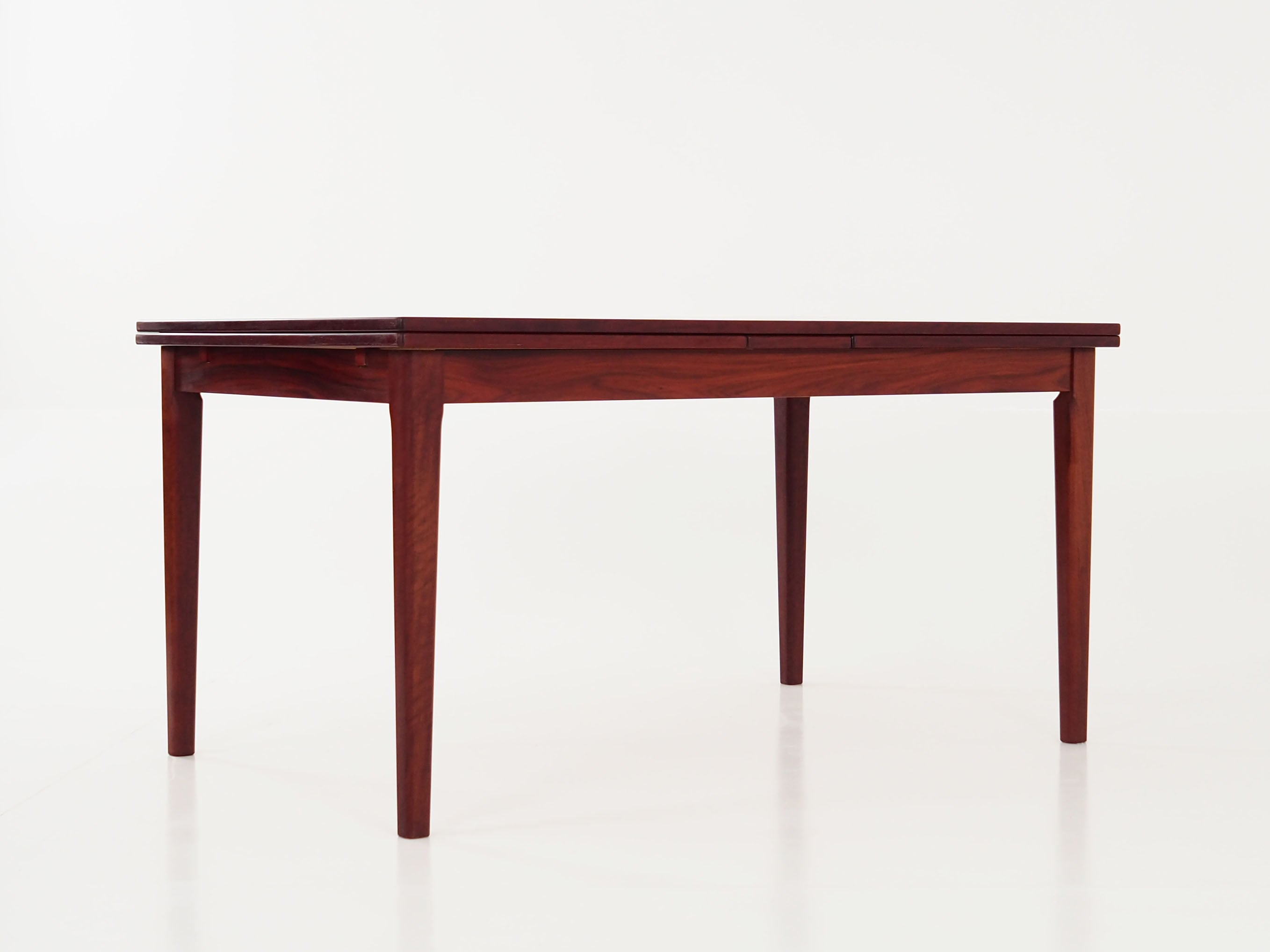 Rosewood_table_Danish_design_1970s_manufacturer_Skovby
