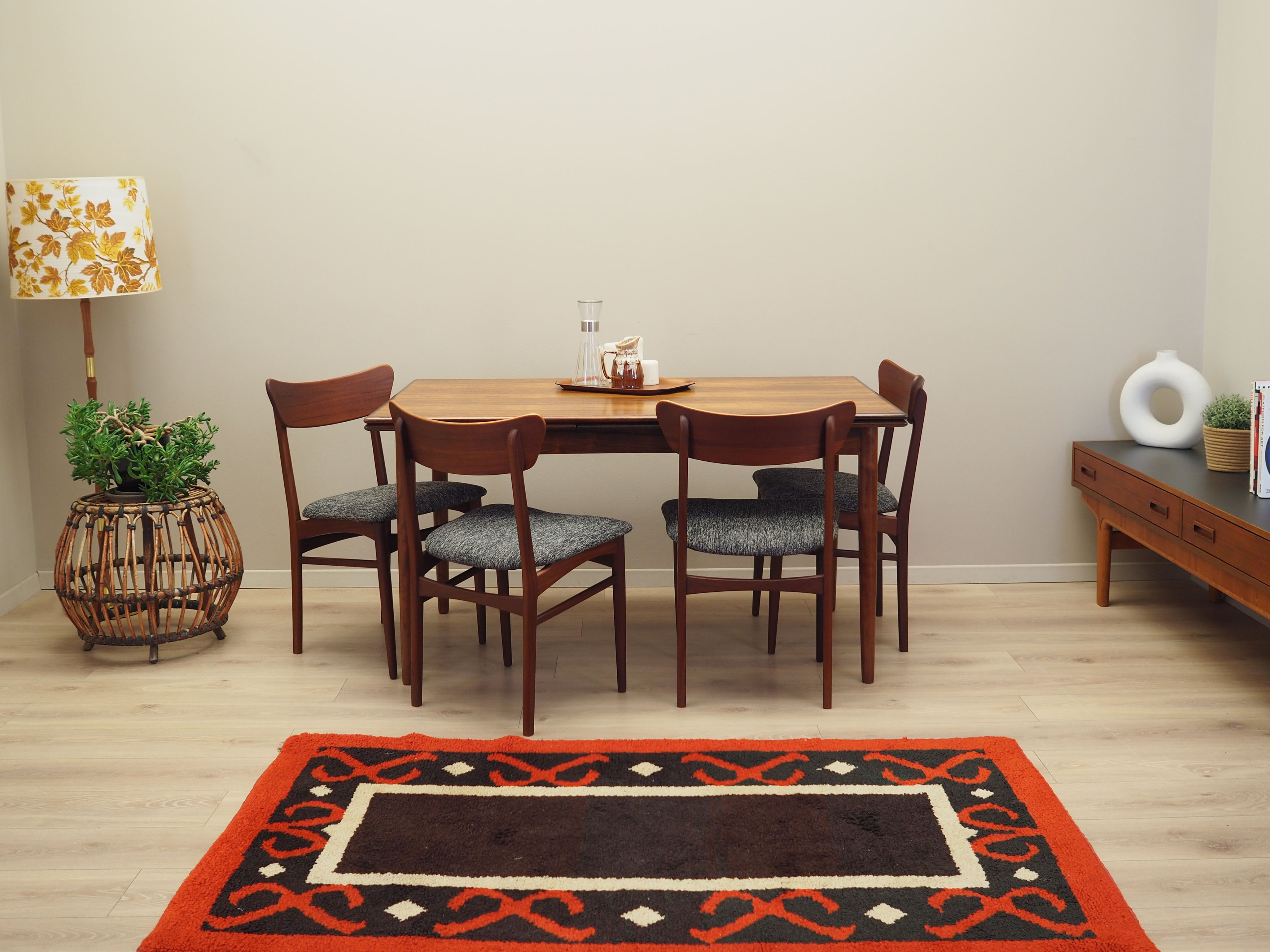 Rosewood_table_Danish_design_1970s_production_Denmark