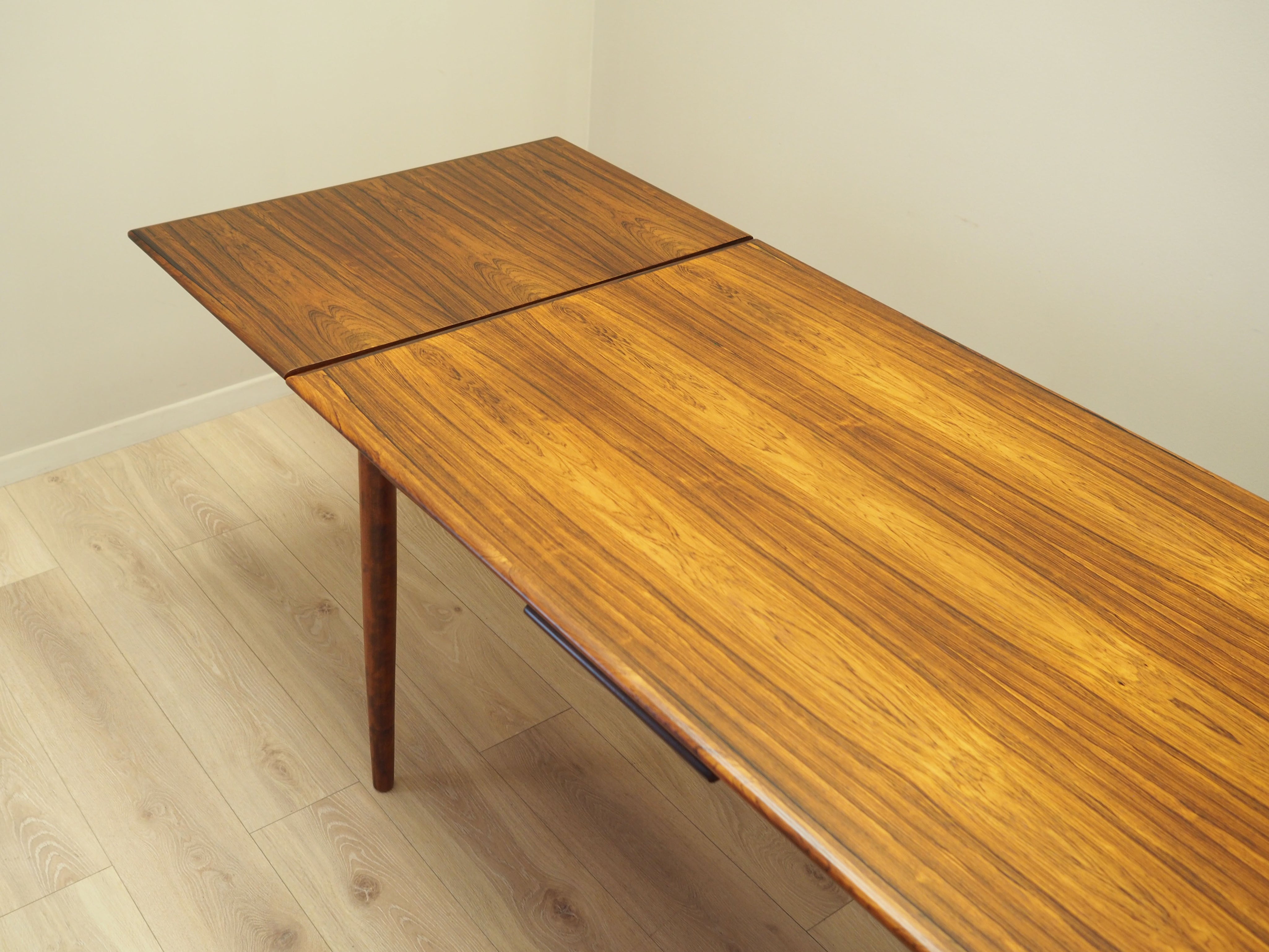 Rosewood_table_Danish_design_1970s_production_Denmark