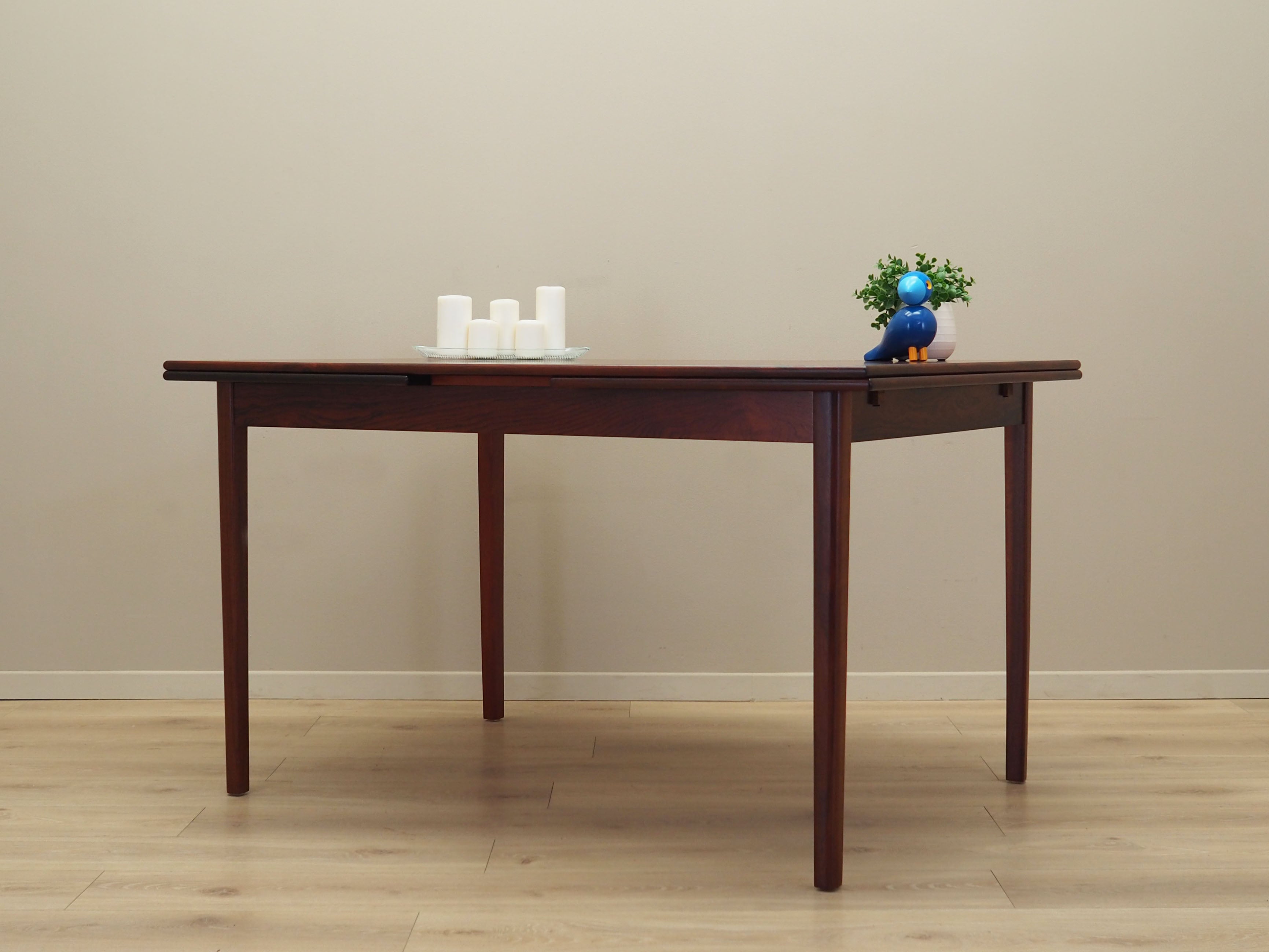 Rosewood_table_in_Danish_design_from_1970s