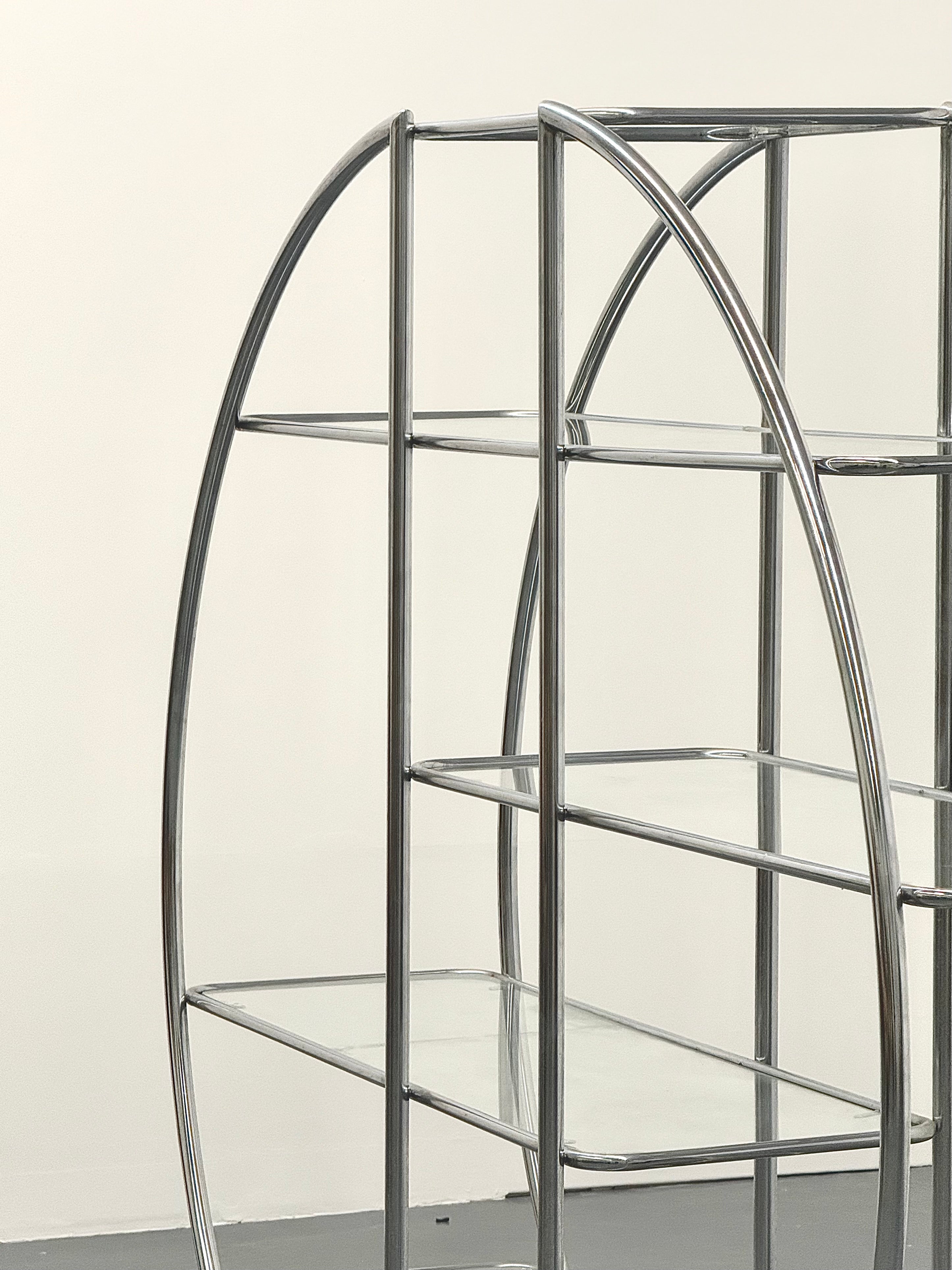 Round_Bauhaus_shelving_with_tubular_frame_and_glass_shelves