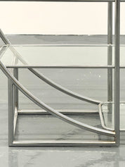 Round_Bauhaus_shelving_with_tubular_frame_and_glass_shelves
