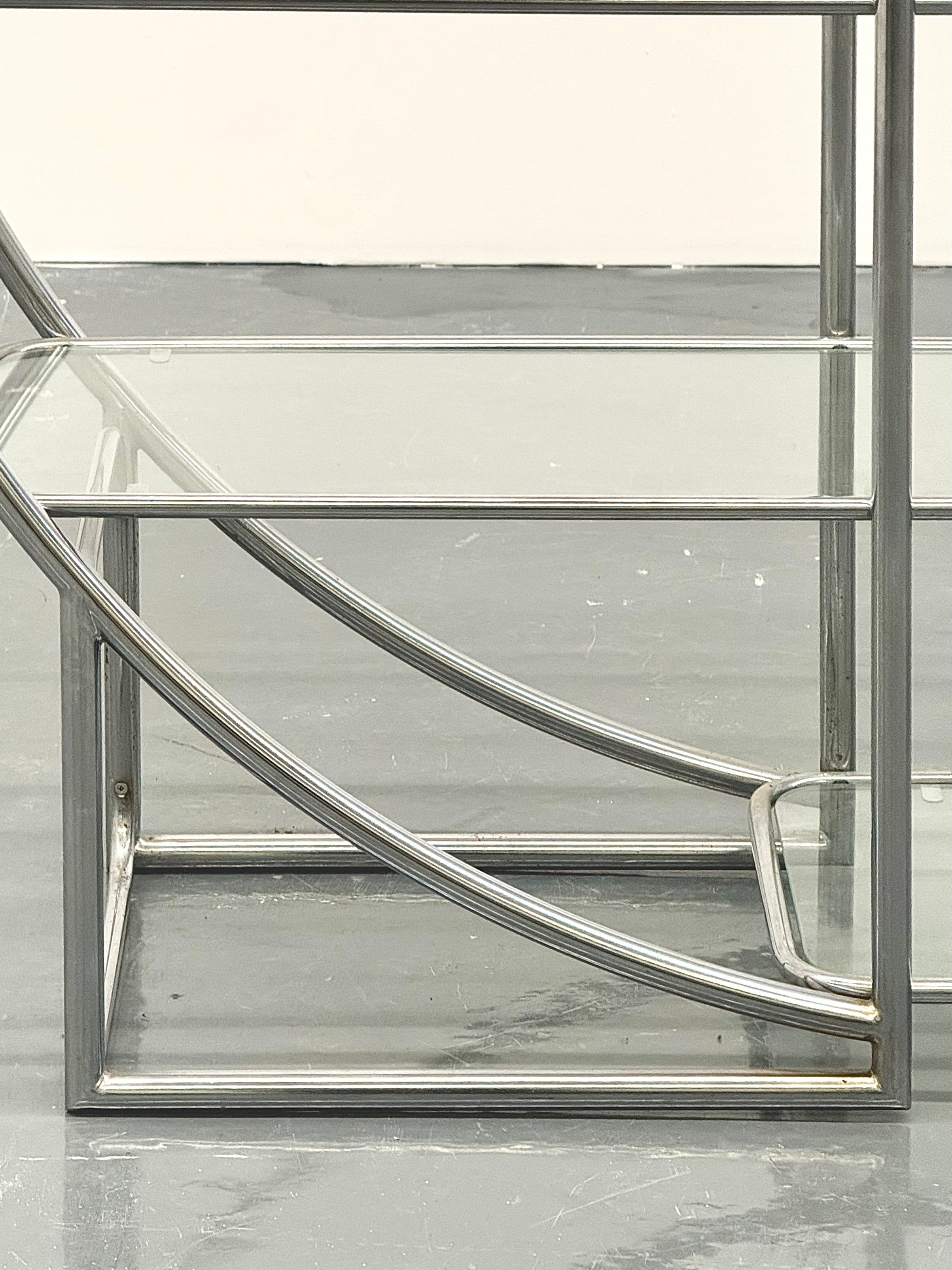 Round_Bauhaus_shelving_with_tubular_frame_and_glass_shelves