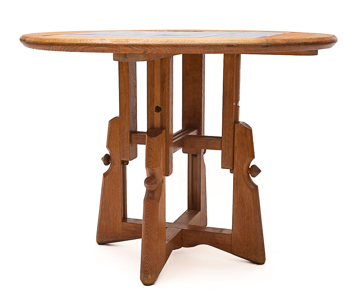 Round_dining_table_by_Guillerme_et_Chambron