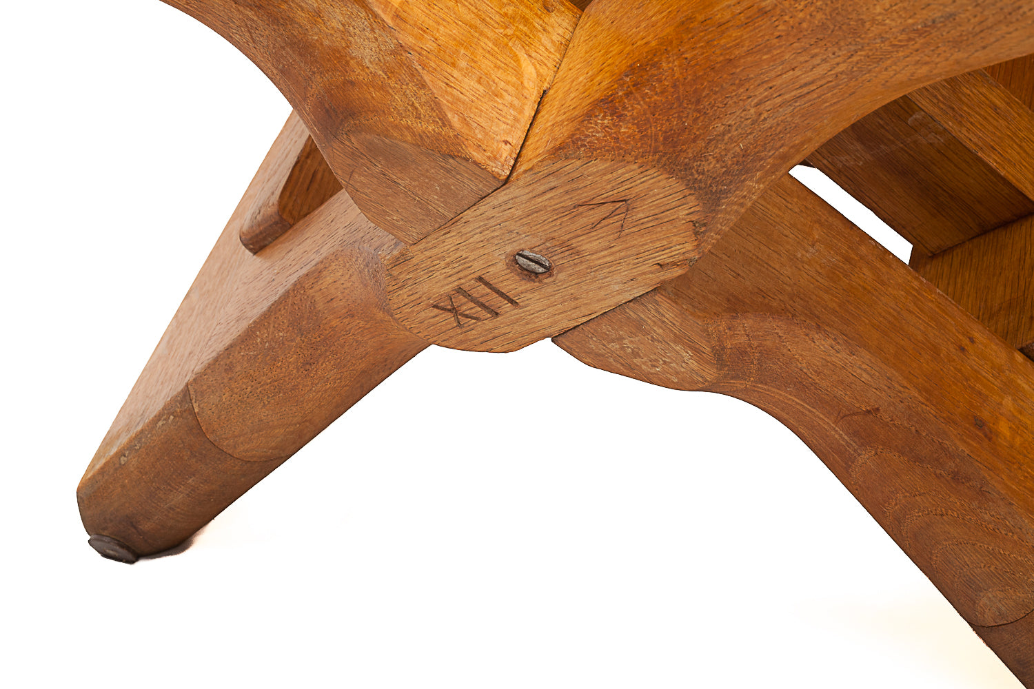 Round_dining_table_by_Guillerme_et_Chambron