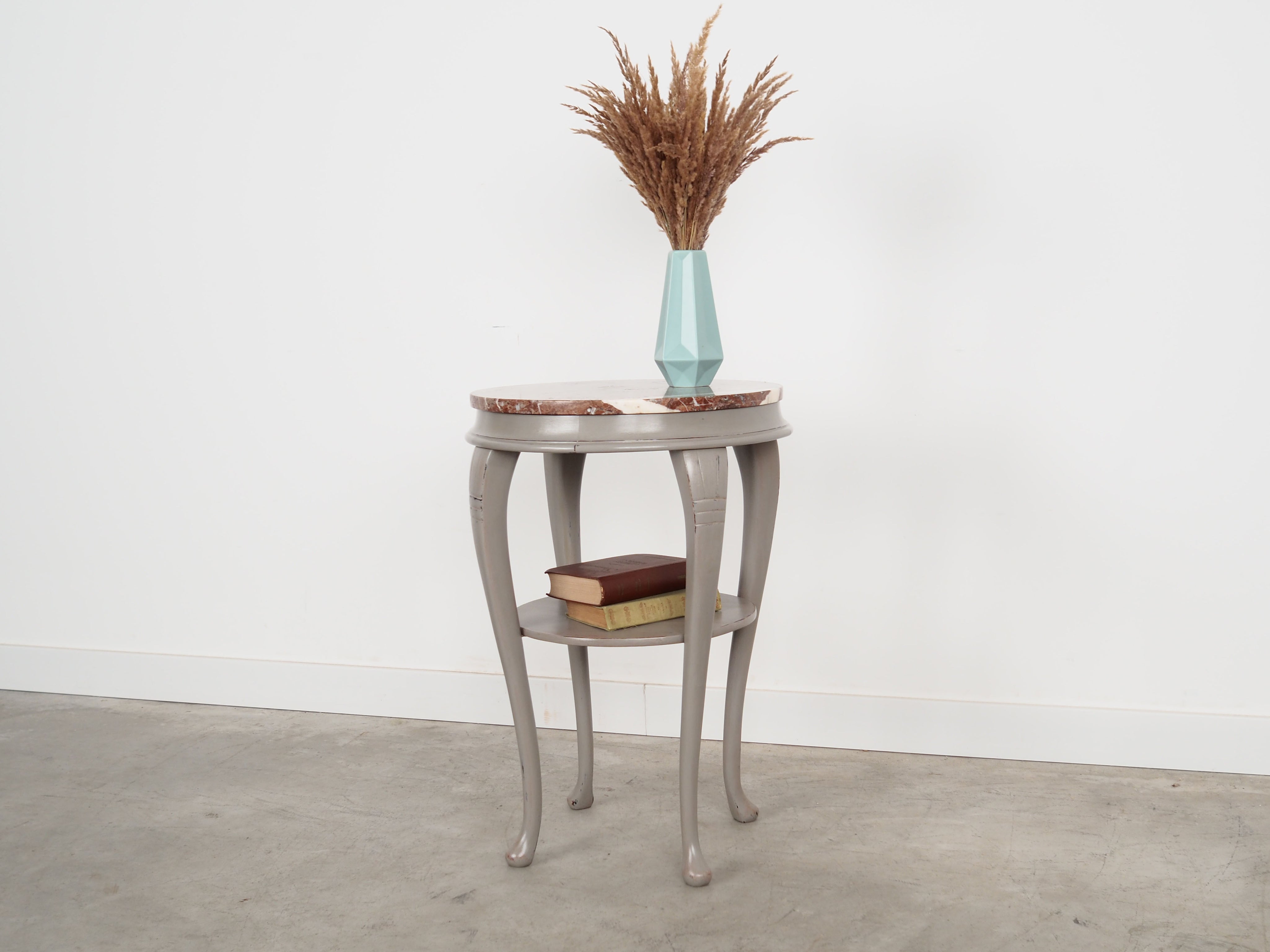 Round_mahogany_coffee_table_Danish_design_1960s_production_Denmark