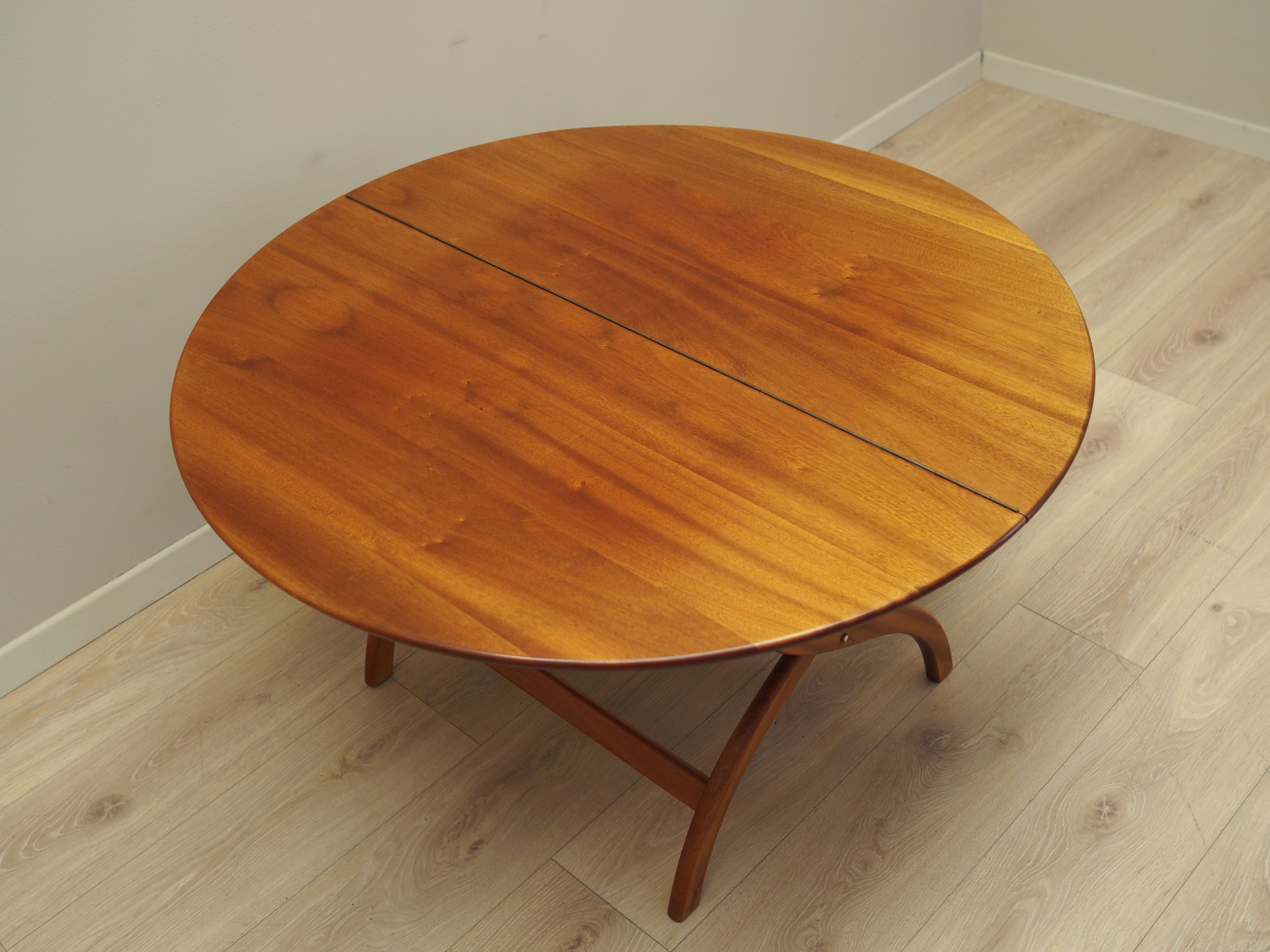 Round_mahogany_coffee_table_Danish_design_1970s_production_Denmark