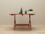 Round_mahogany_coffee_table_in_Danish_design_1970s_production_Denmark