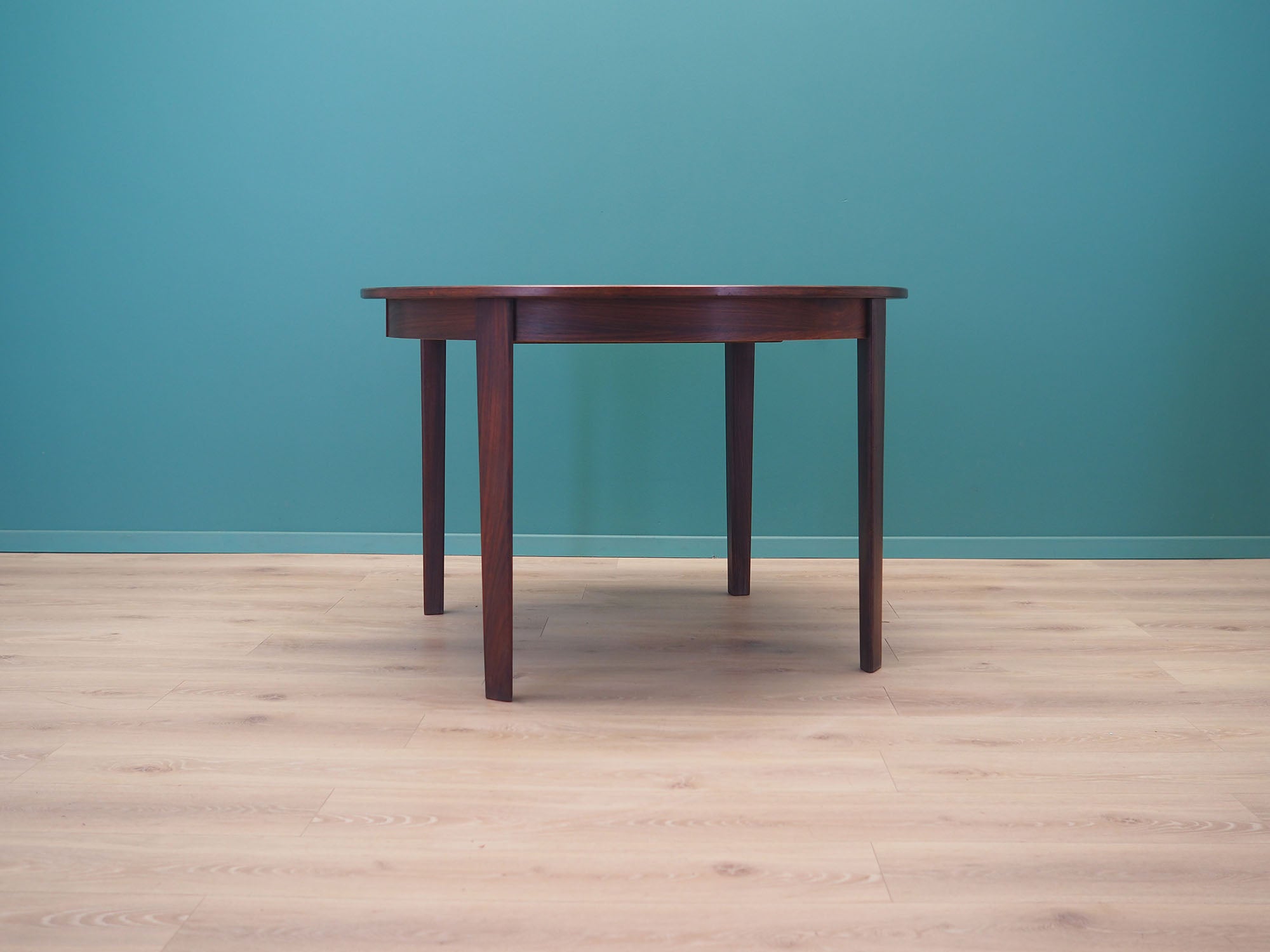 Round_rosewood_table_Danish_design_1960s_production_Denmark