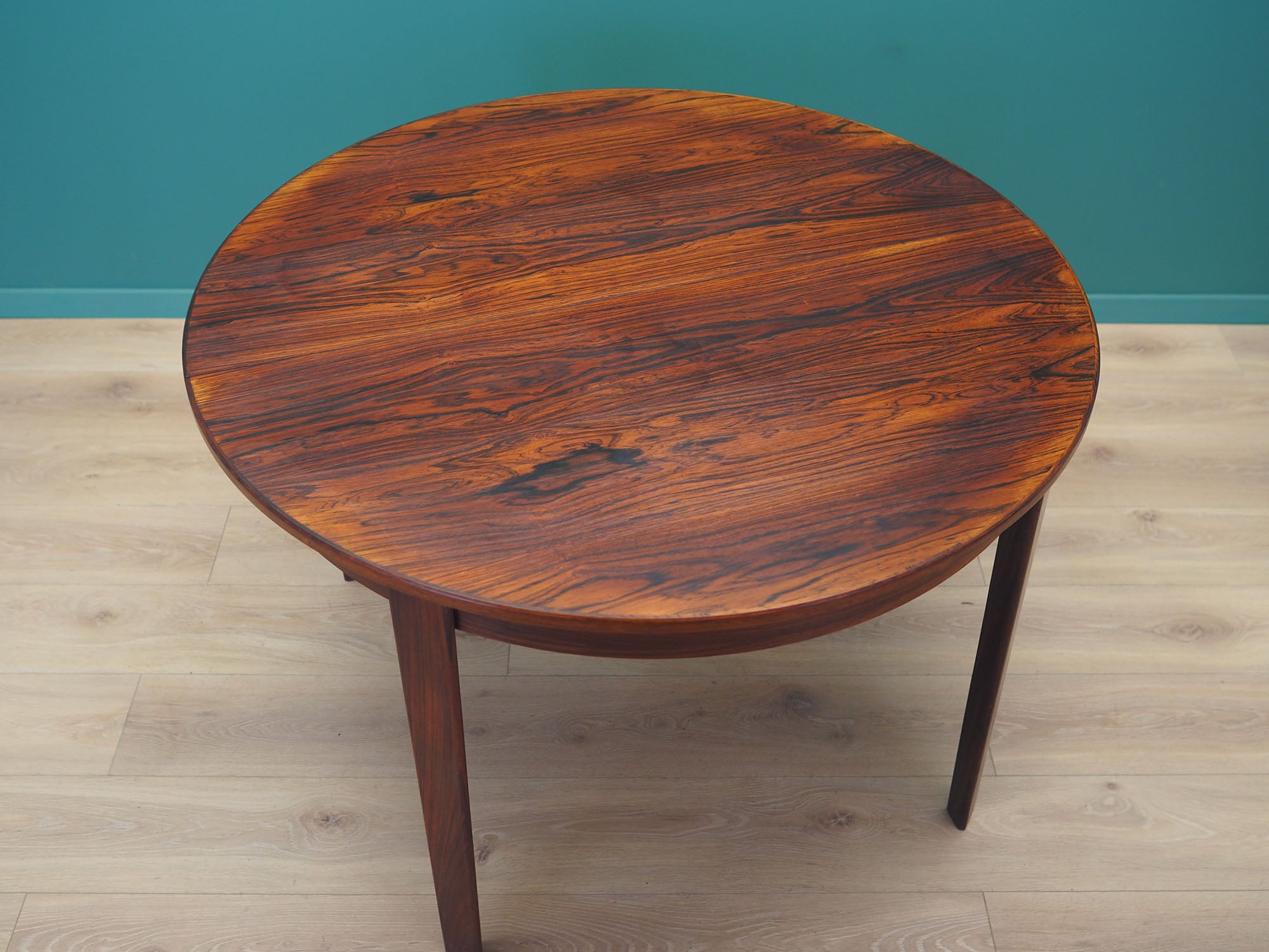 Round_rosewood_table_Danish_design_1960s_production_Denmark
