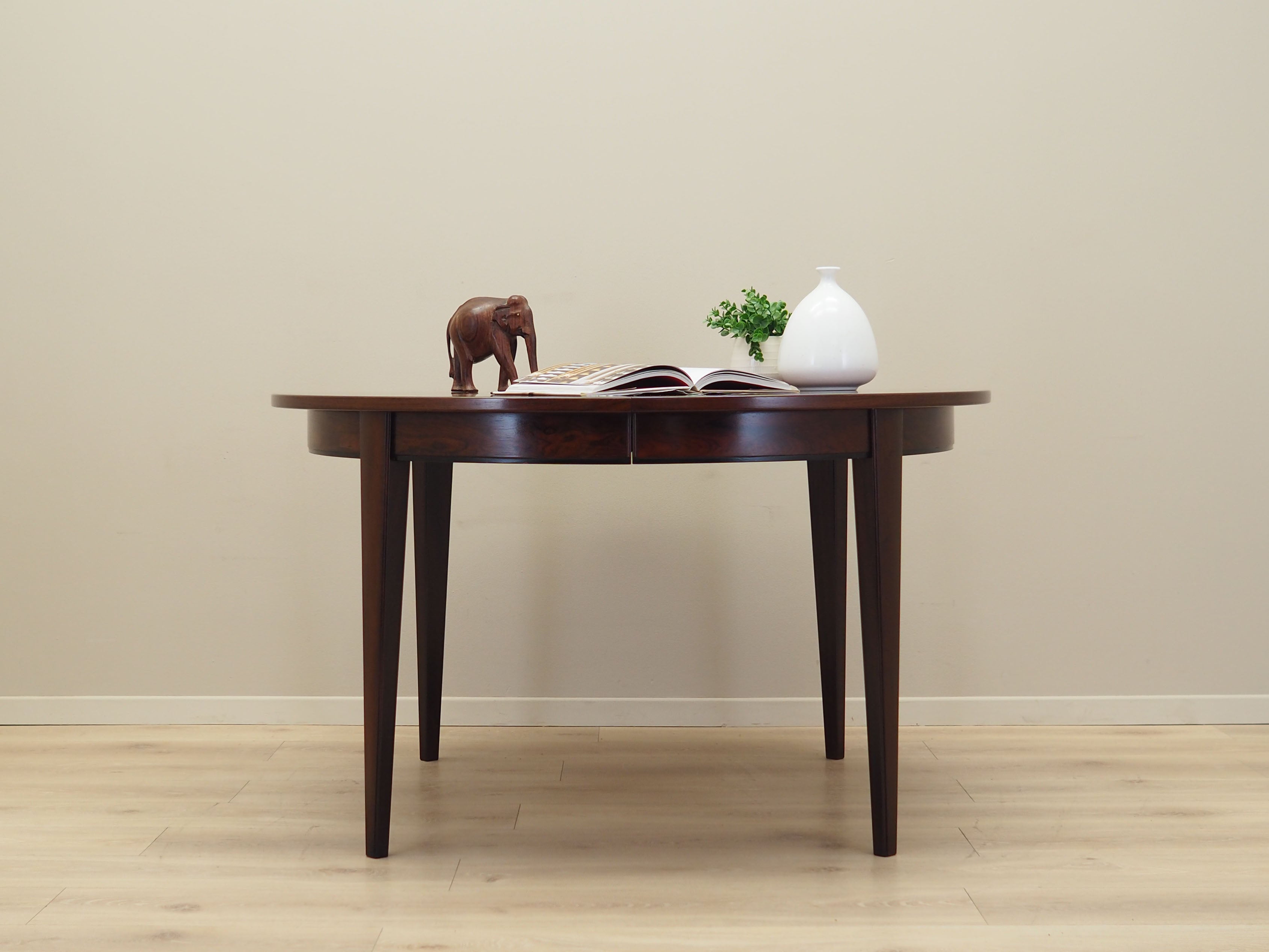 Round_rosewood_table_Danish_design_1970s_manufacturer_Omann_Jun