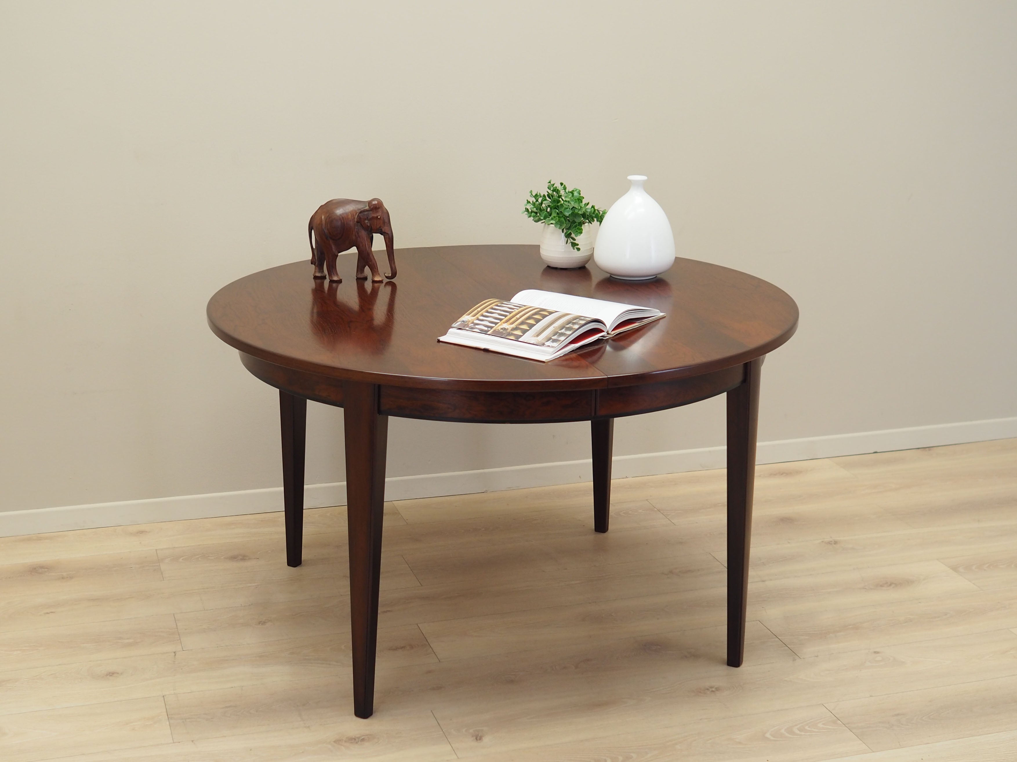 Round_rosewood_table_Danish_design_1970s_manufacturer_Omann_Jun