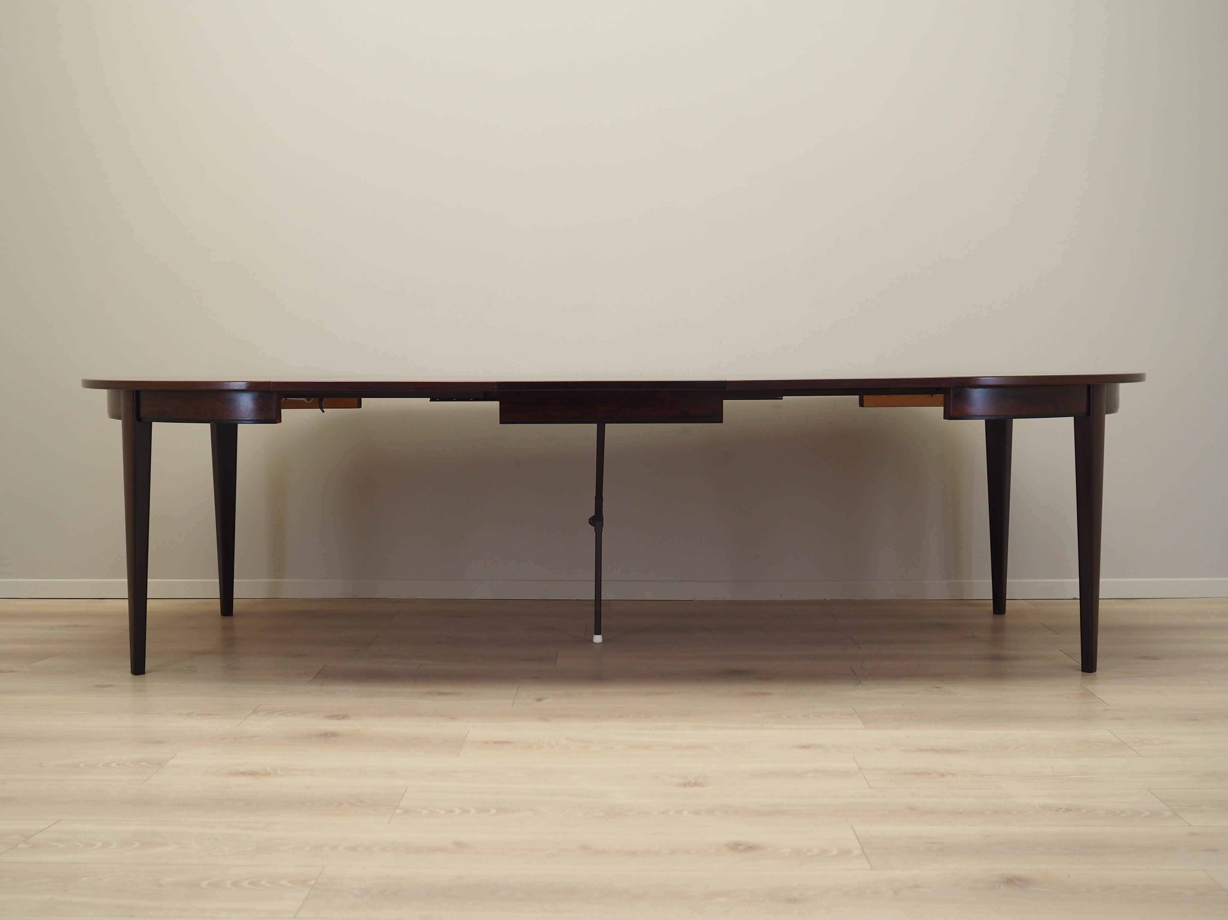 Round_rosewood_table_Danish_design_1970s_manufacturer_Omann_Jun