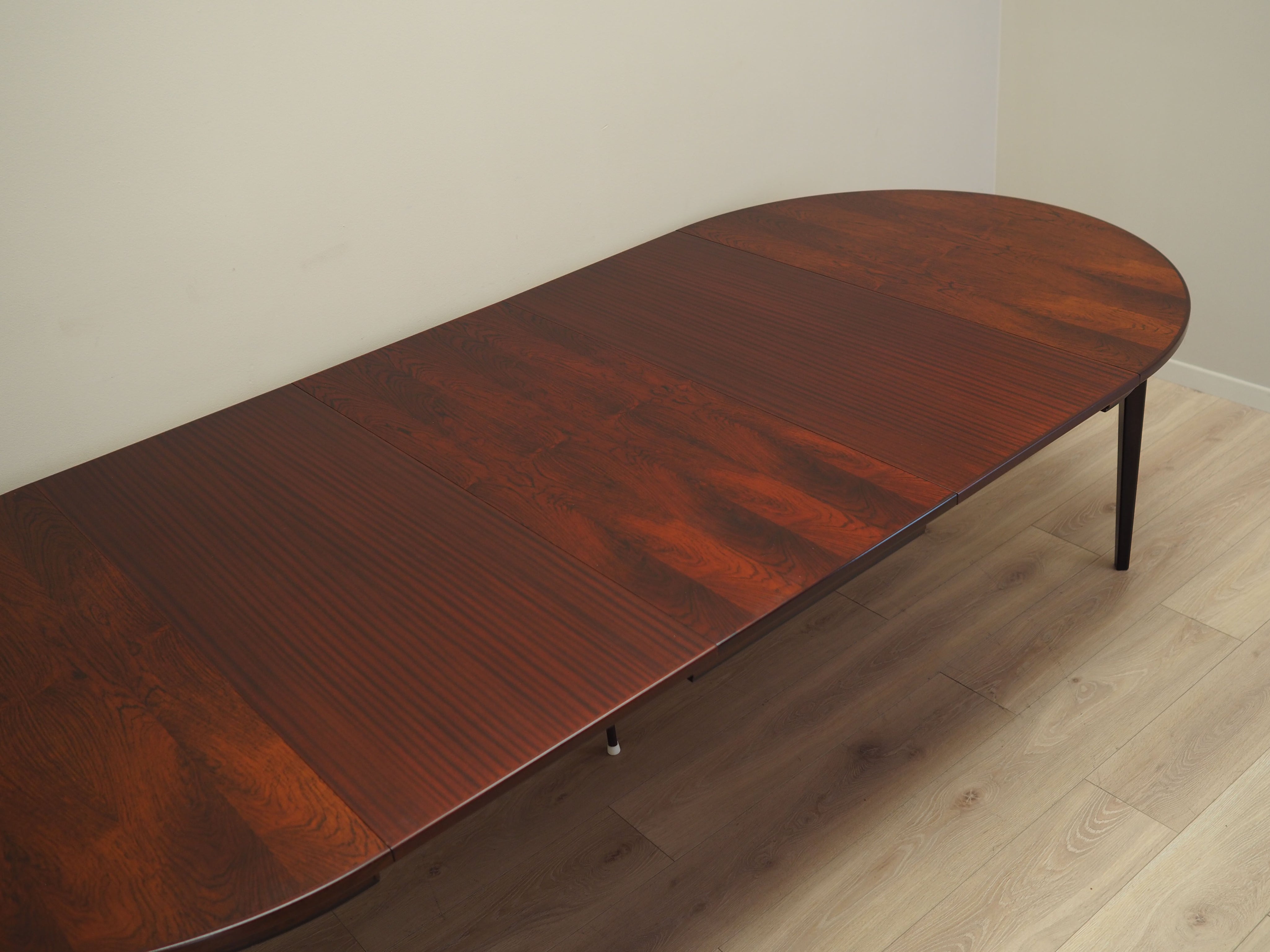Round_rosewood_table_Danish_design_1970s_manufacturer_Omann_Jun