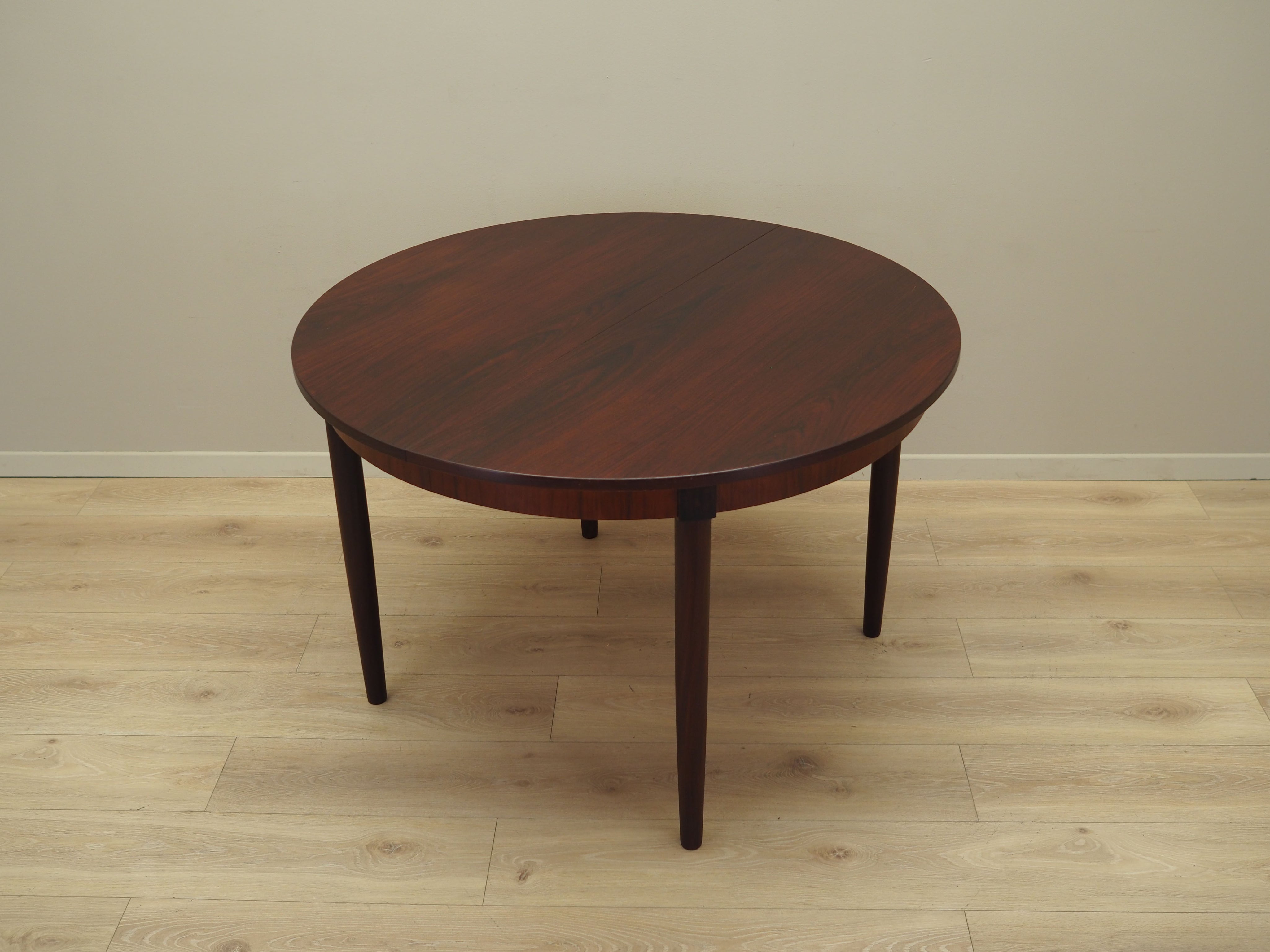Round_rosewood_table_Danish_design_1970s_production_Denmark