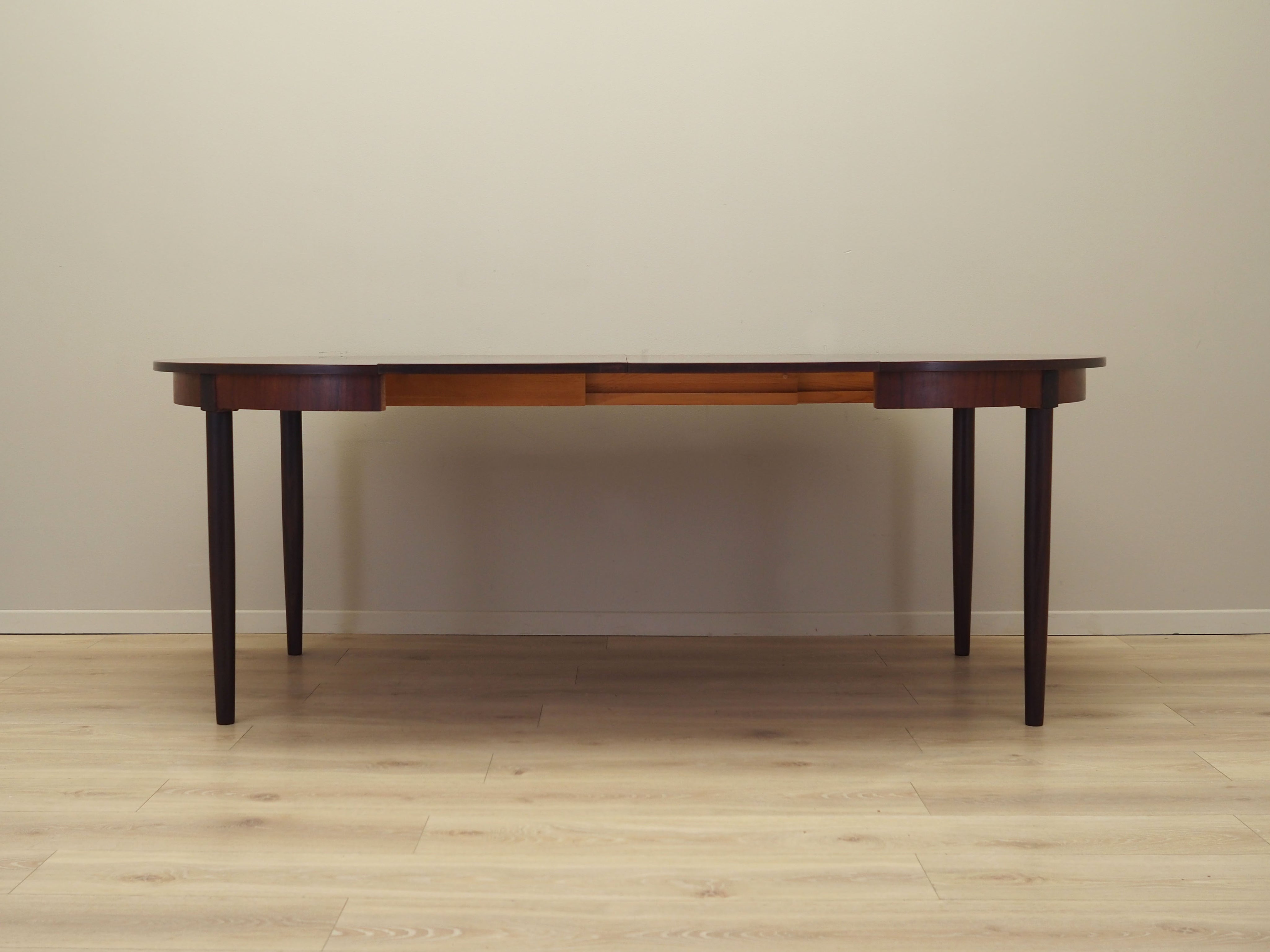 Round_rosewood_table_Danish_design_1970s_production_Denmark