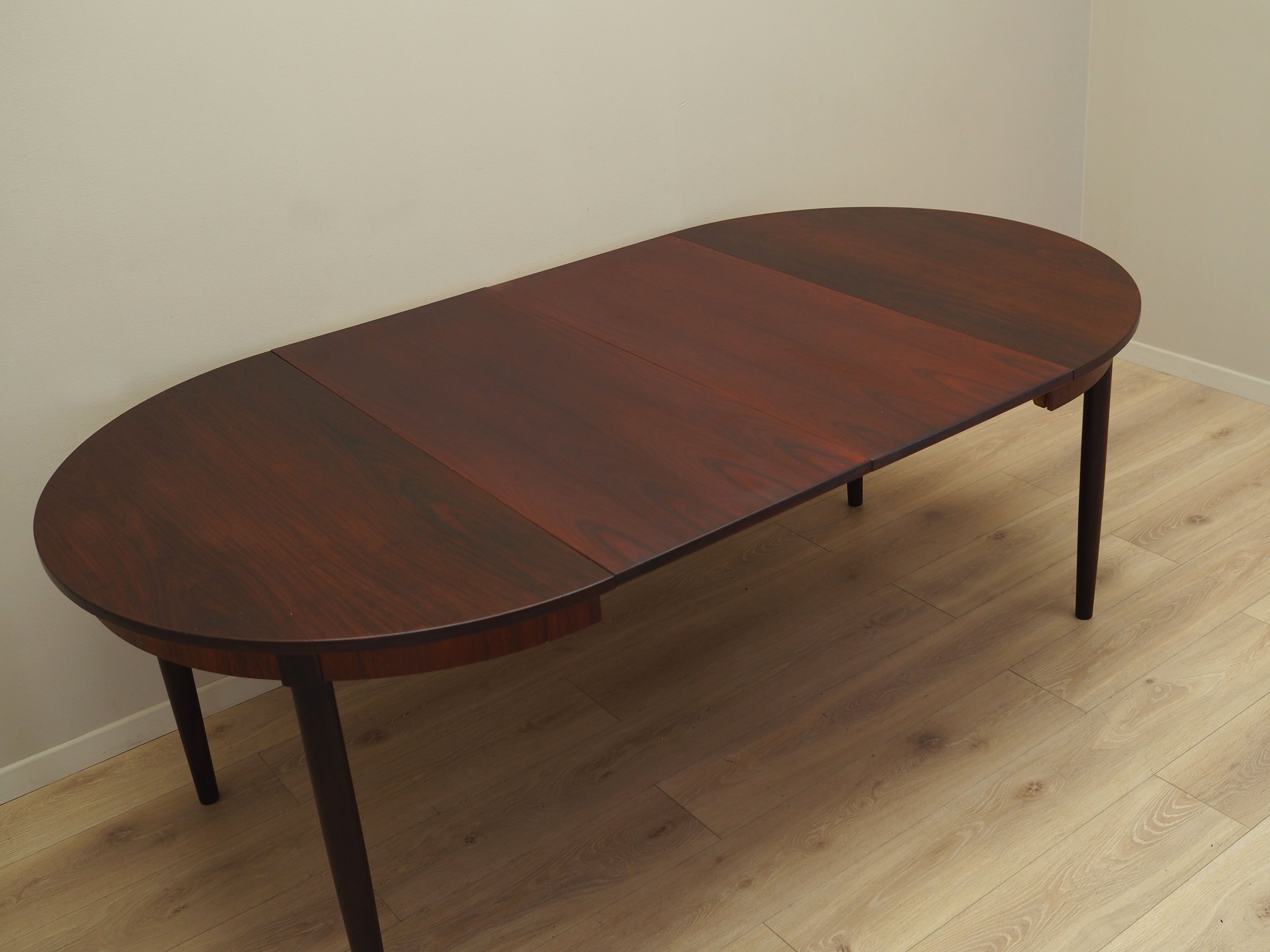 Round_rosewood_table_Danish_design_1970s_production_Denmark