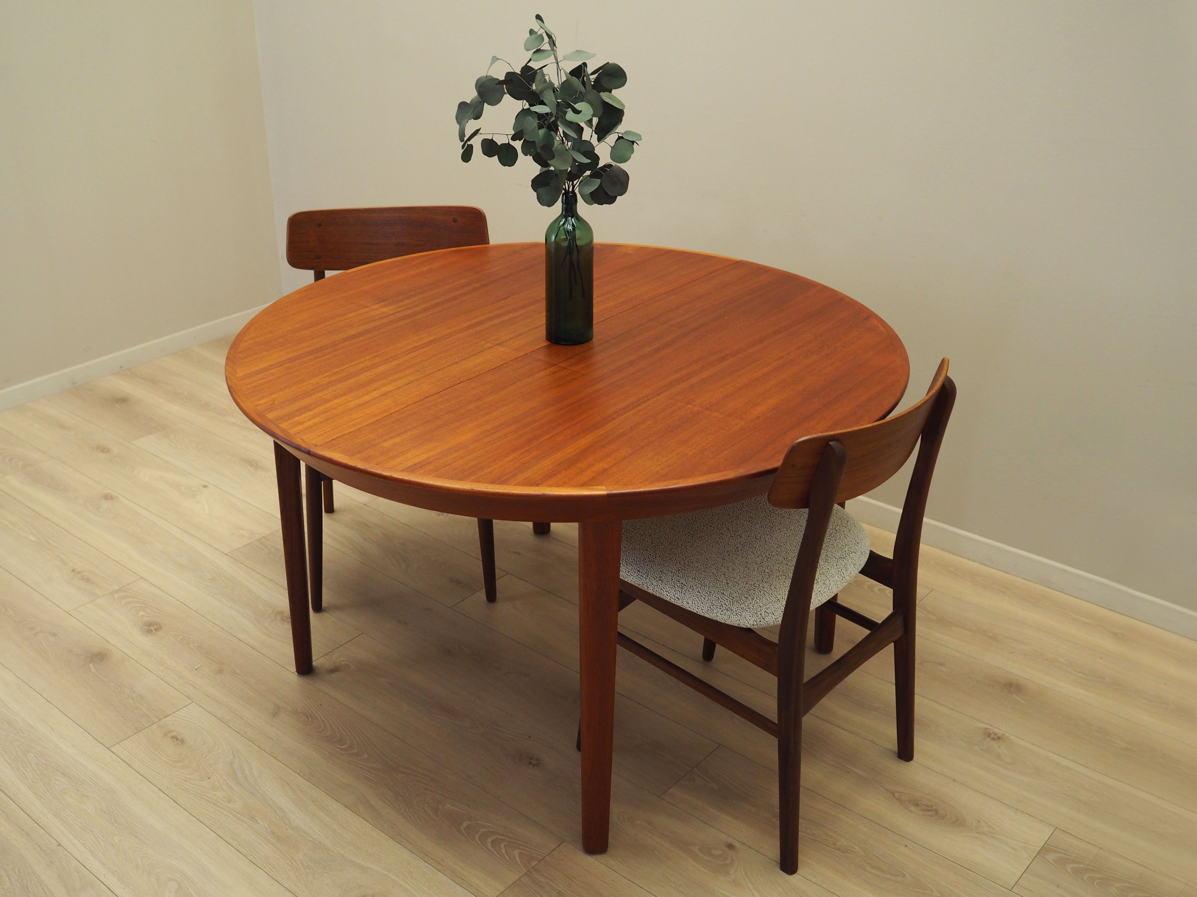 Round_teak_table_Danish_design_1960s_manufacturer_Gudme_M_belfabrik_designer_Ole_Hald