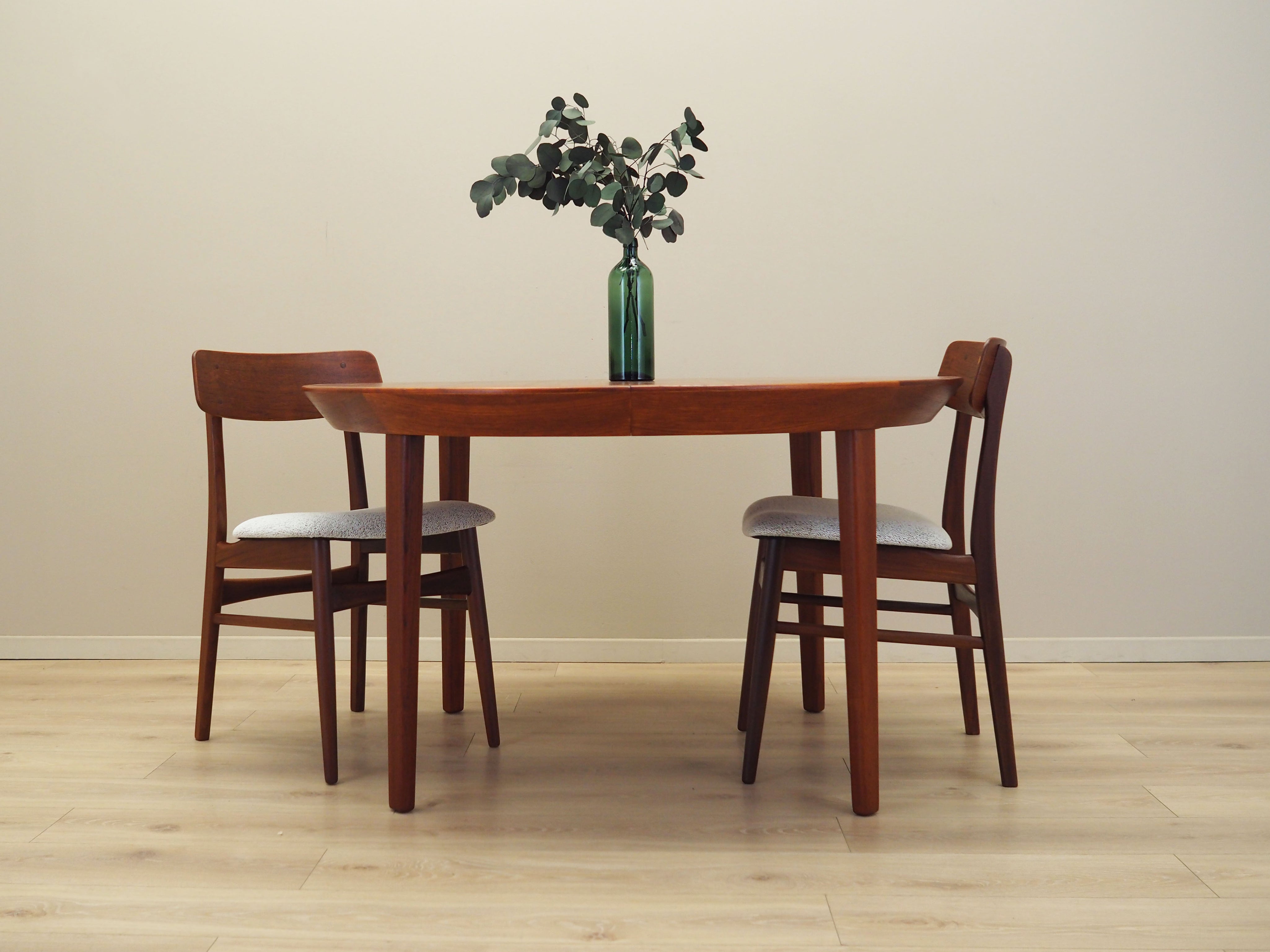 Round_teak_table_Danish_design_1960s_manufacturer_Gudme_M_belfabrik_designer_Ole_Hald