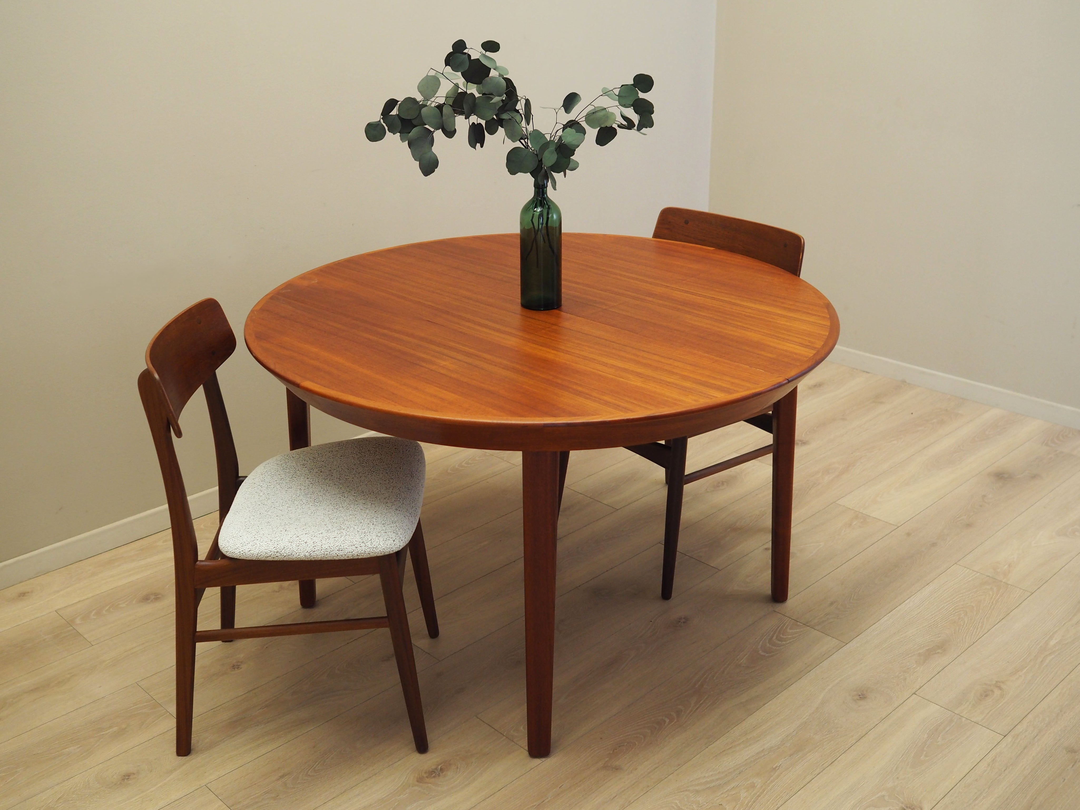 Round_teak_table_Danish_design_1960s_manufacturer_Gudme_M_belfabrik_designer_Ole_Hald
