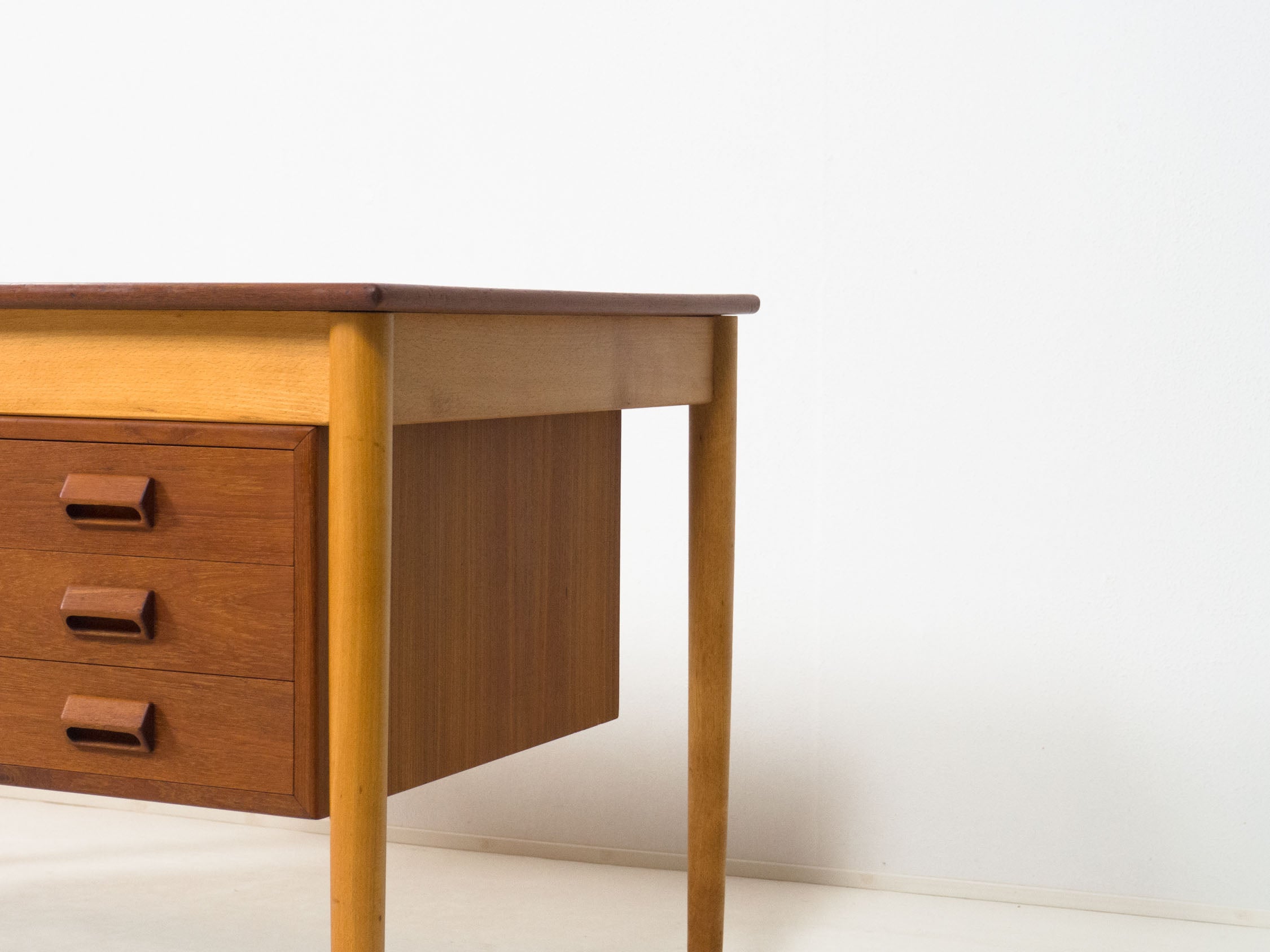S_borg_M_bler_model_130_teak_beech_writing_desk_B_rge_Mogensen