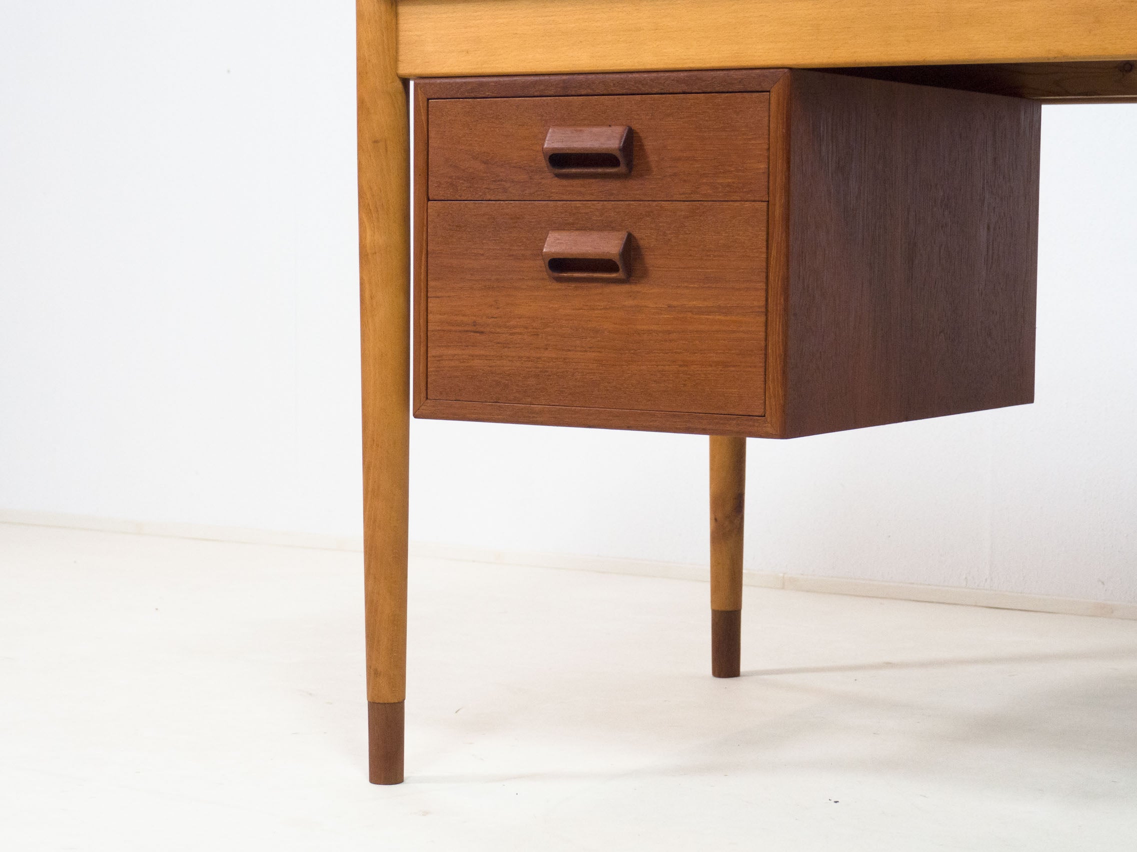 S_borg_M_bler_model_130_teak_beech_writing_desk_B_rge_Mogensen