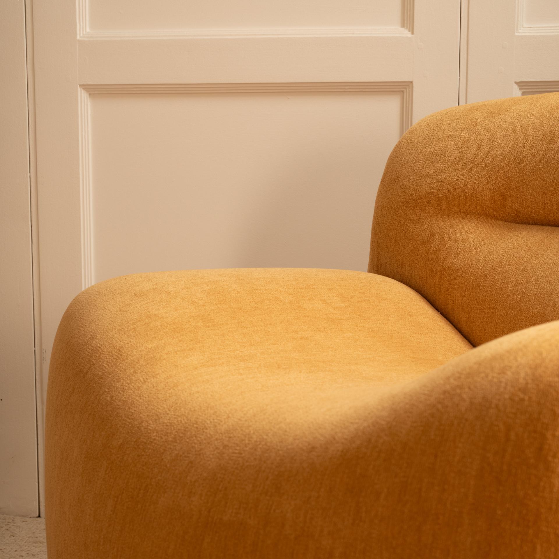 Set_of_2_Wavy_armchairs,_Italian_1970s