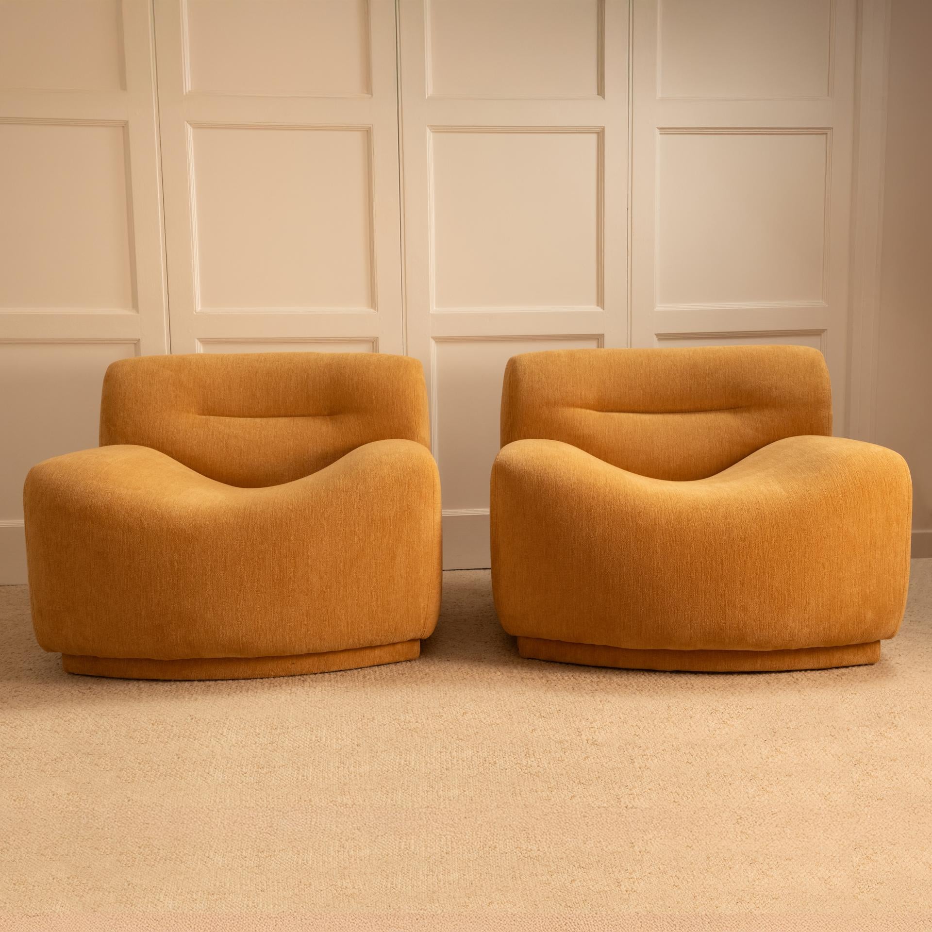 Set_of_2_Wavy_armchairs,_Italian_1970s