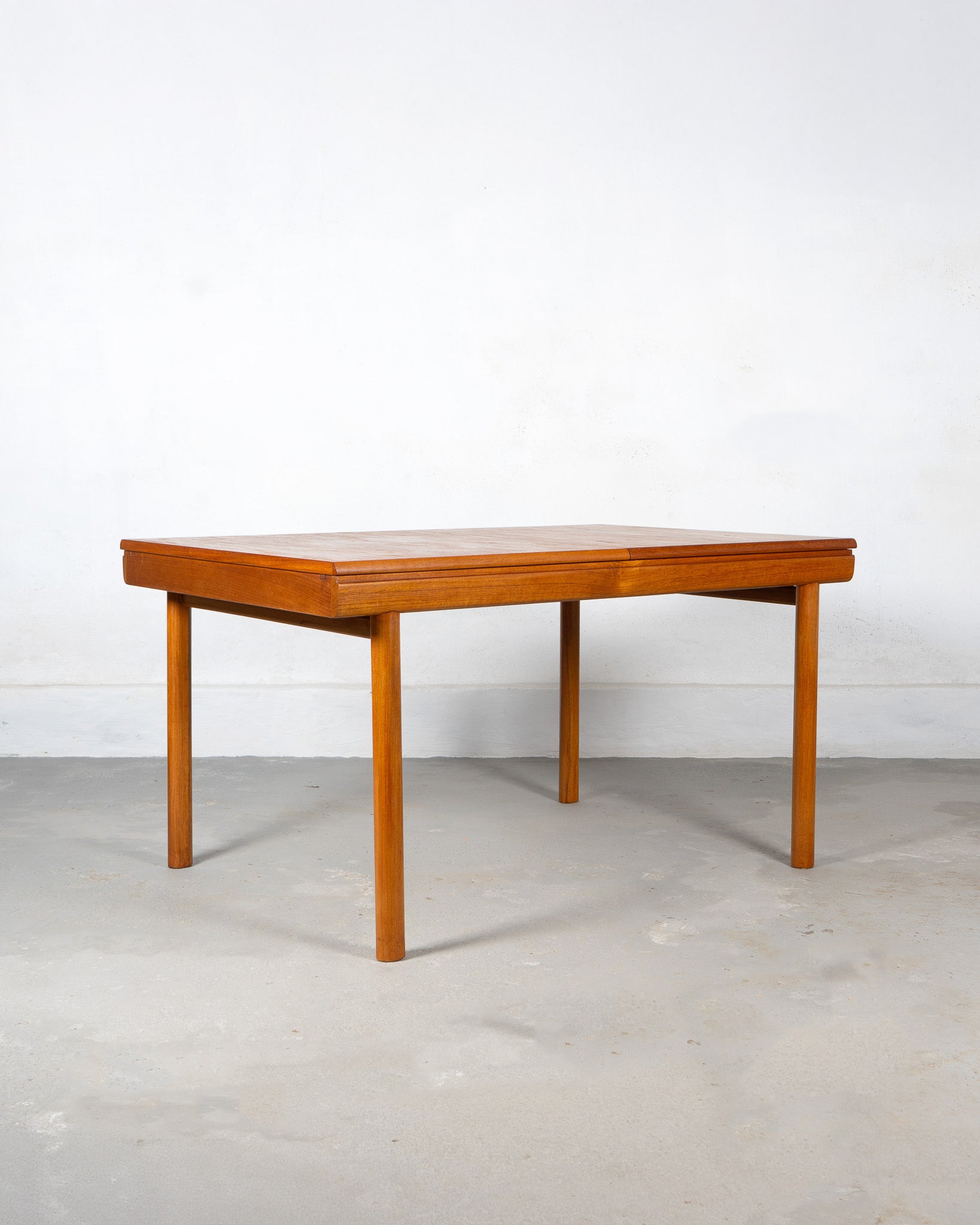 Set_of_6_Dining_Chairs_and_Table_by_White_and_Newton_circa_1970_UK