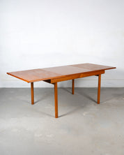 Set_of_6_Dining_Chairs_and_Table_by_White_and_Newton_circa_1970_UK