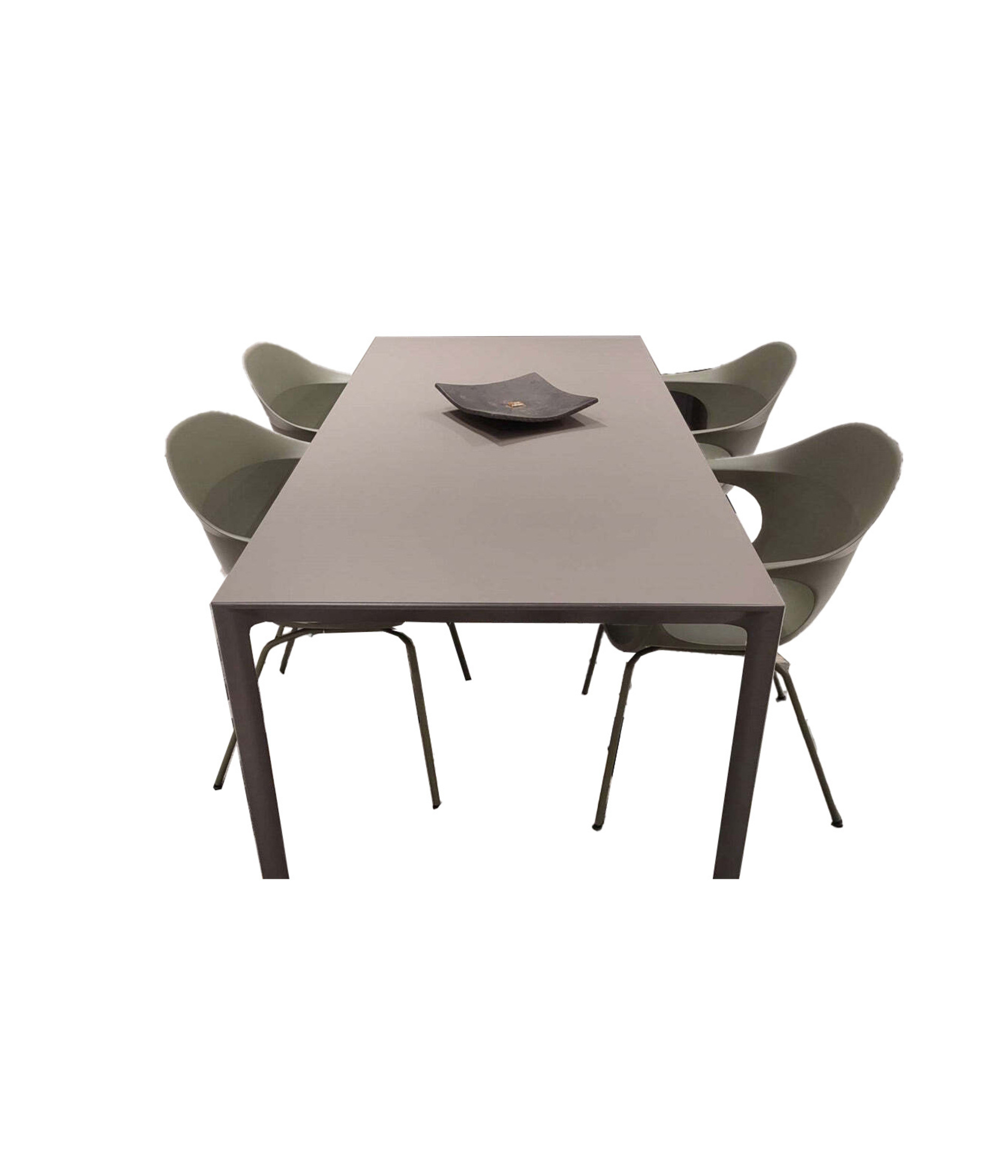 Set_of_Maki_table_and_4_Elephantino_chairs_by_Kristalia