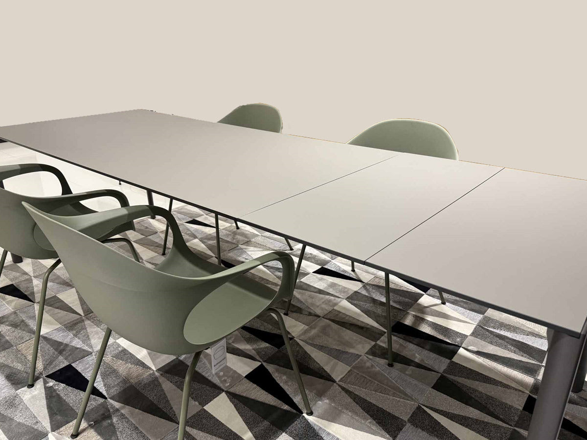 Set_of_Maki_table_and_4_Elephantino_chairs_by_Kristalia