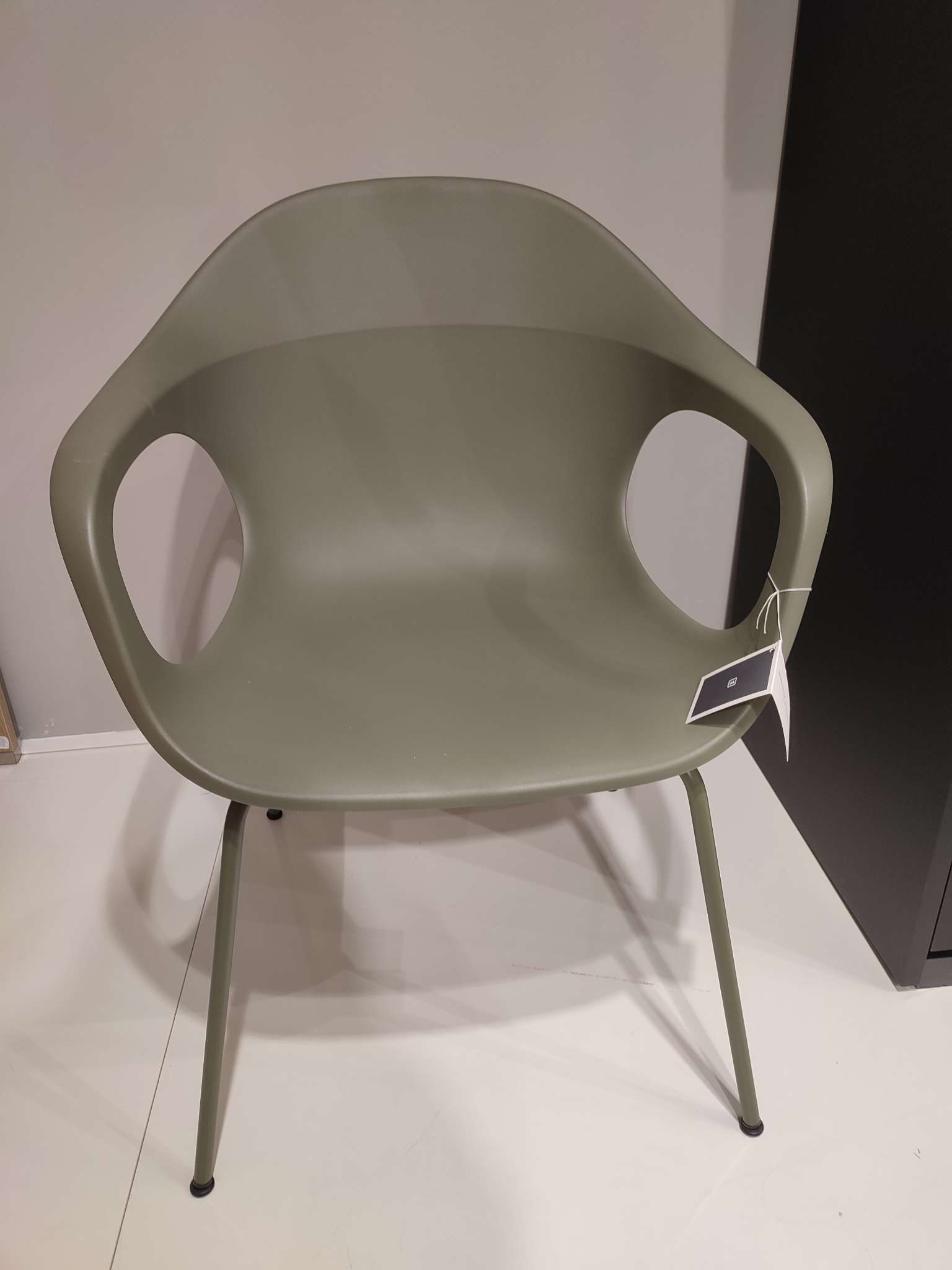 Set_of_Maki_table_and_4_Elephantino_chairs_by_Kristalia