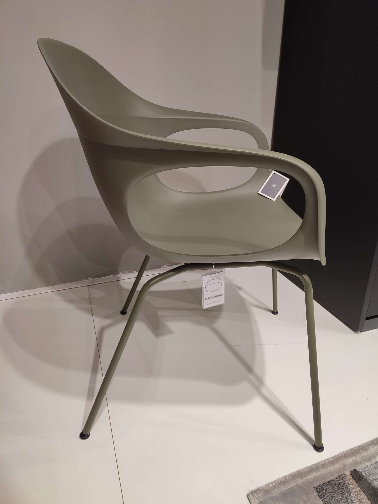 Set_of_Maki_table_and_4_Elephantino_chairs_by_Kristalia