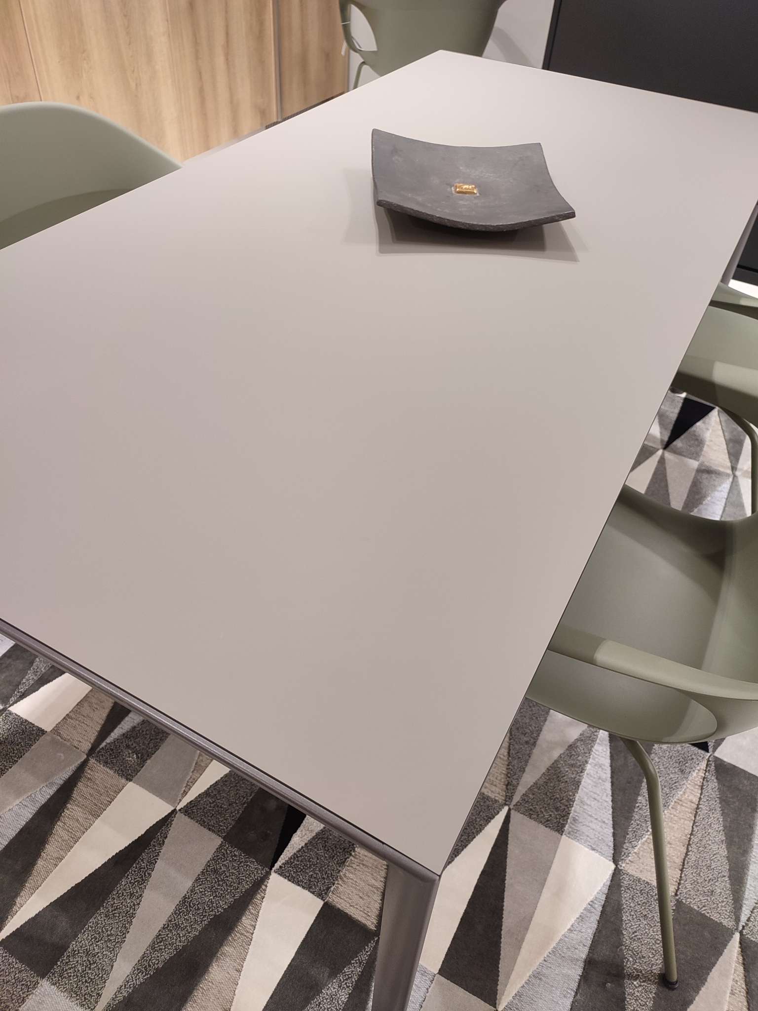 Set_of_Maki_table_and_4_Elephantino_chairs_by_Kristalia