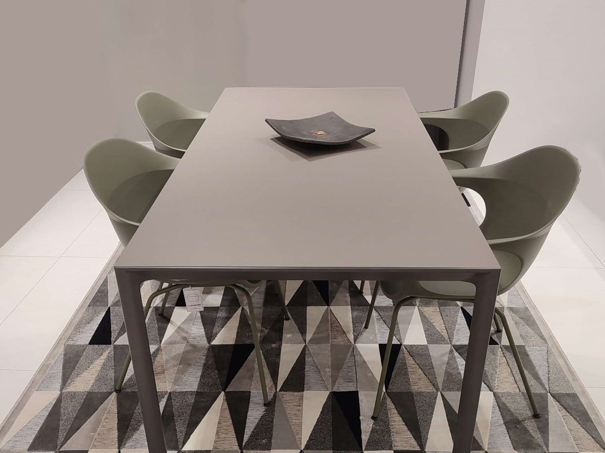 Set_of_Maki_table_and_4_Elephantino_chairs_by_Kristalia