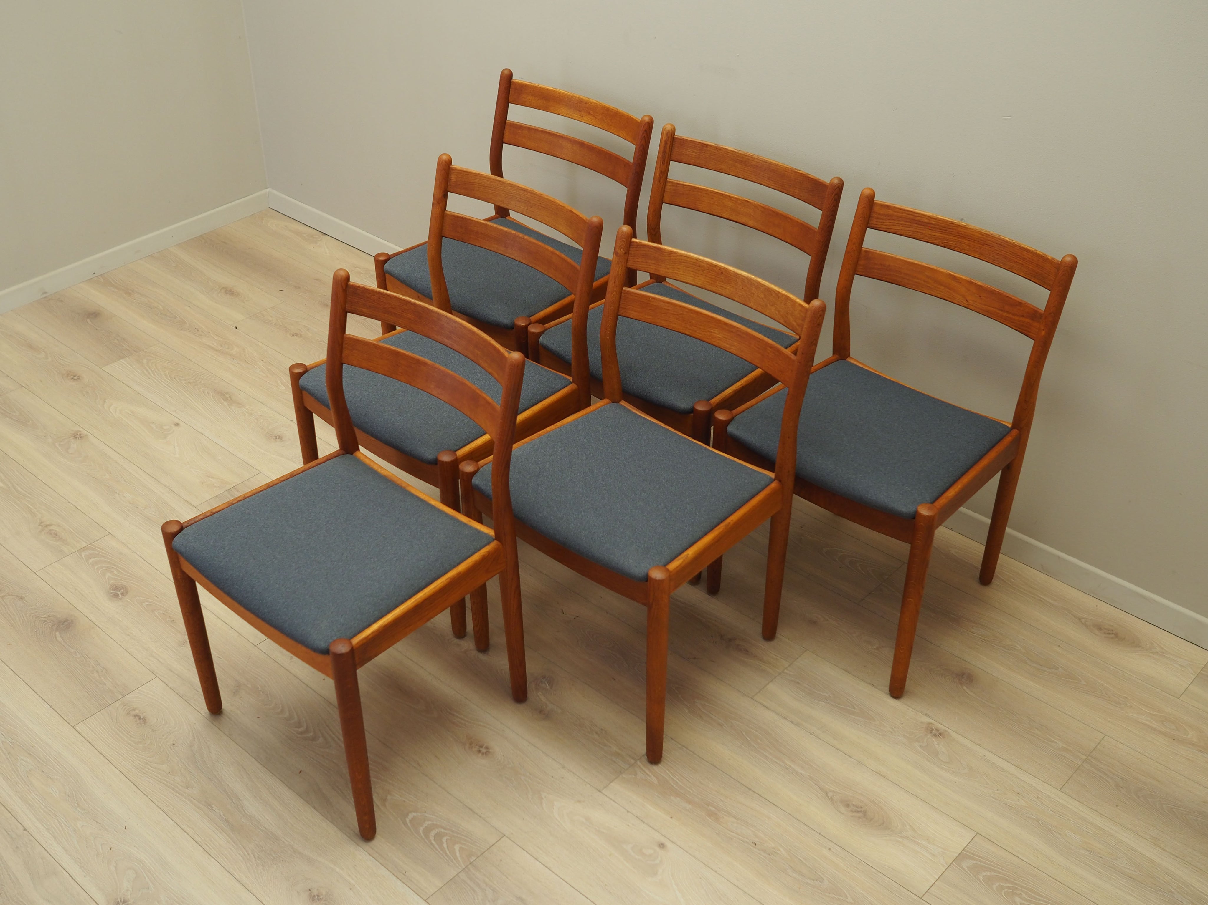 Set_of_six_teak_chairs_Danish_design_1970s_designer_Poul_M._Volther