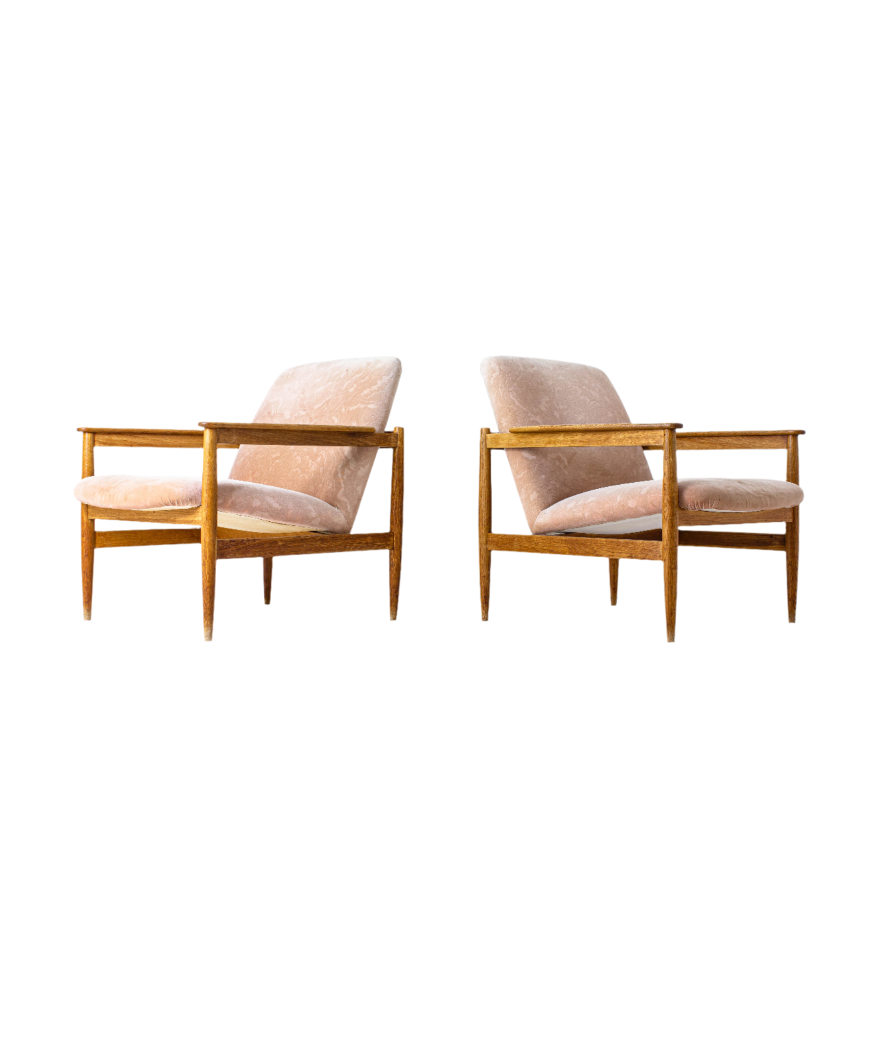 Set_of_two_mid-century_lounge_chairs_in_pink_fabric