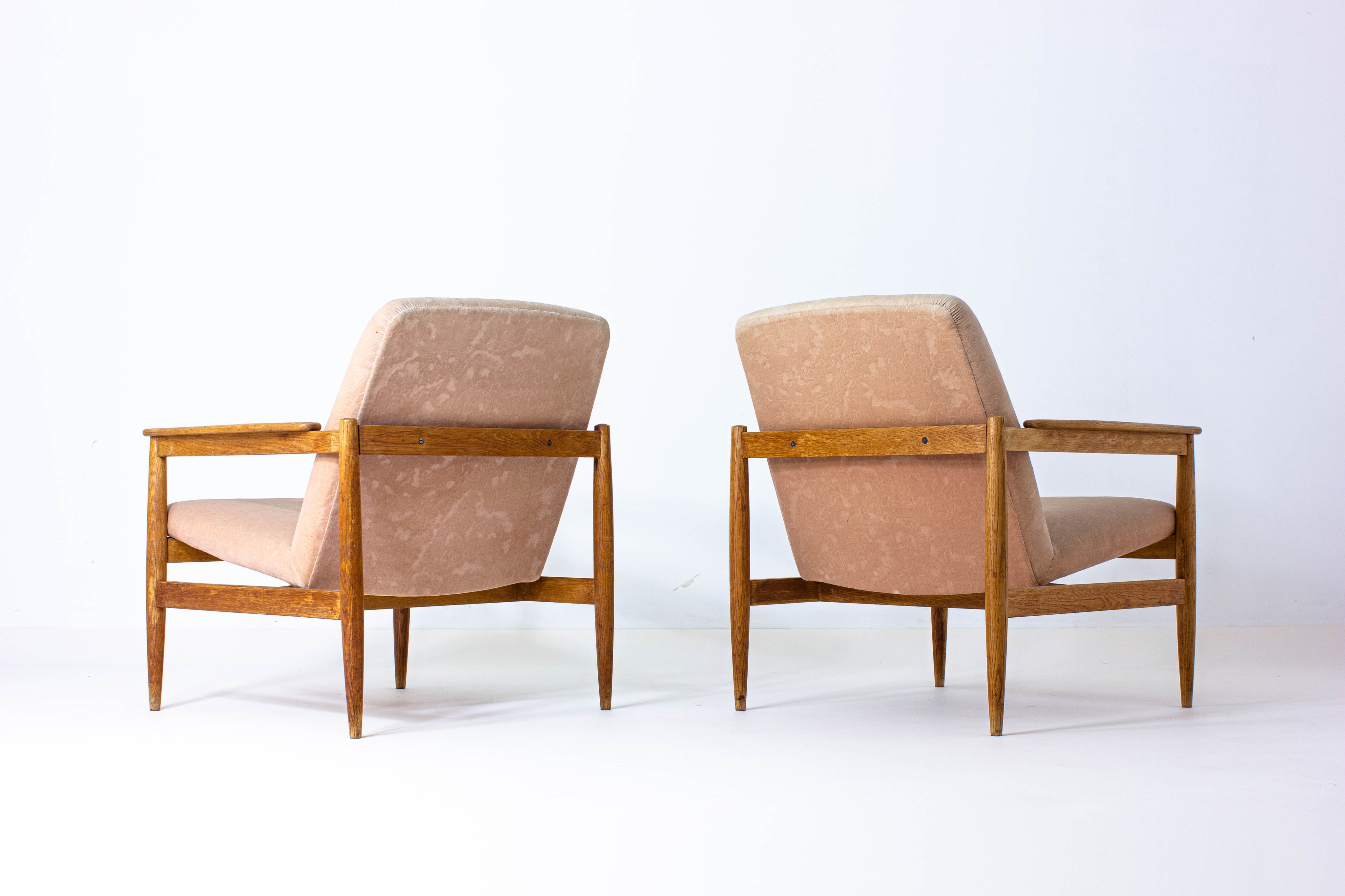 Set_of_two_mid-century_lounge_chairs_in_pink_fabric