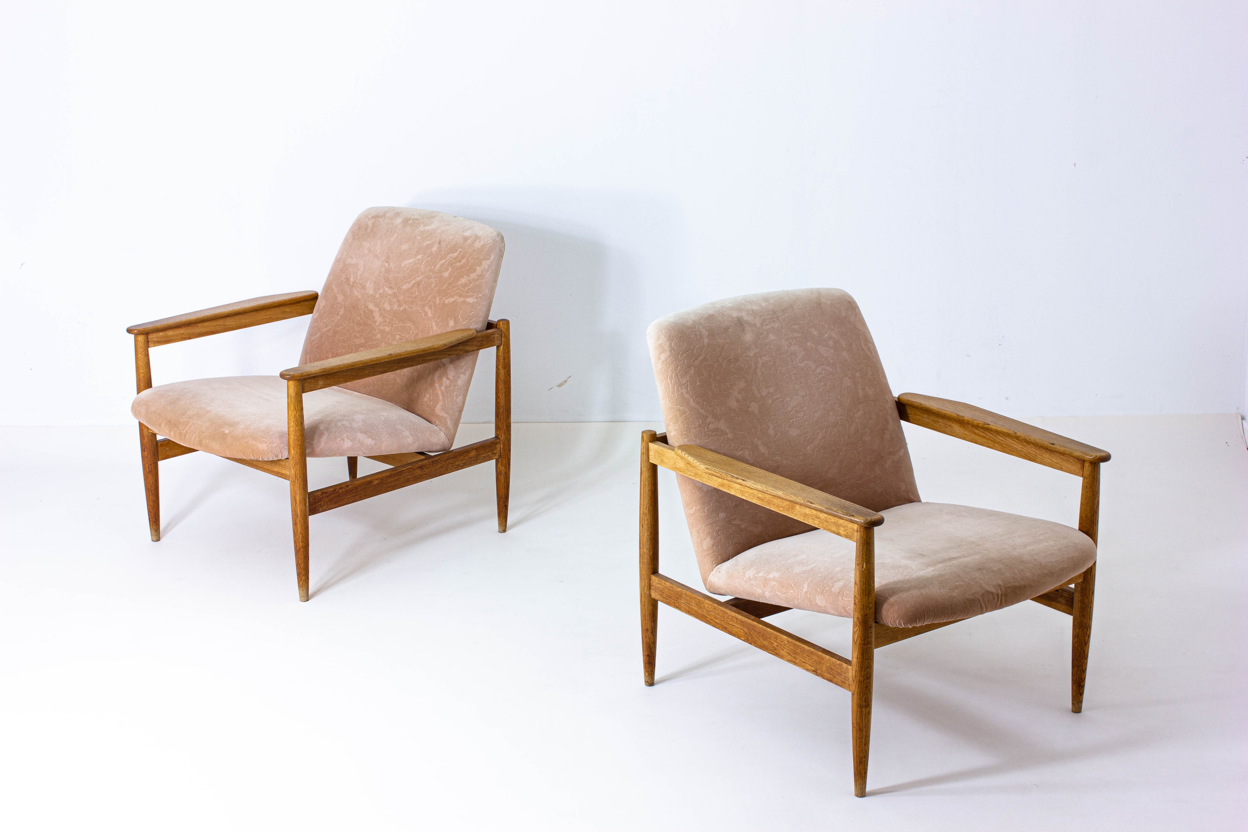 Set_of_two_mid-century_lounge_chairs_in_pink_fabric