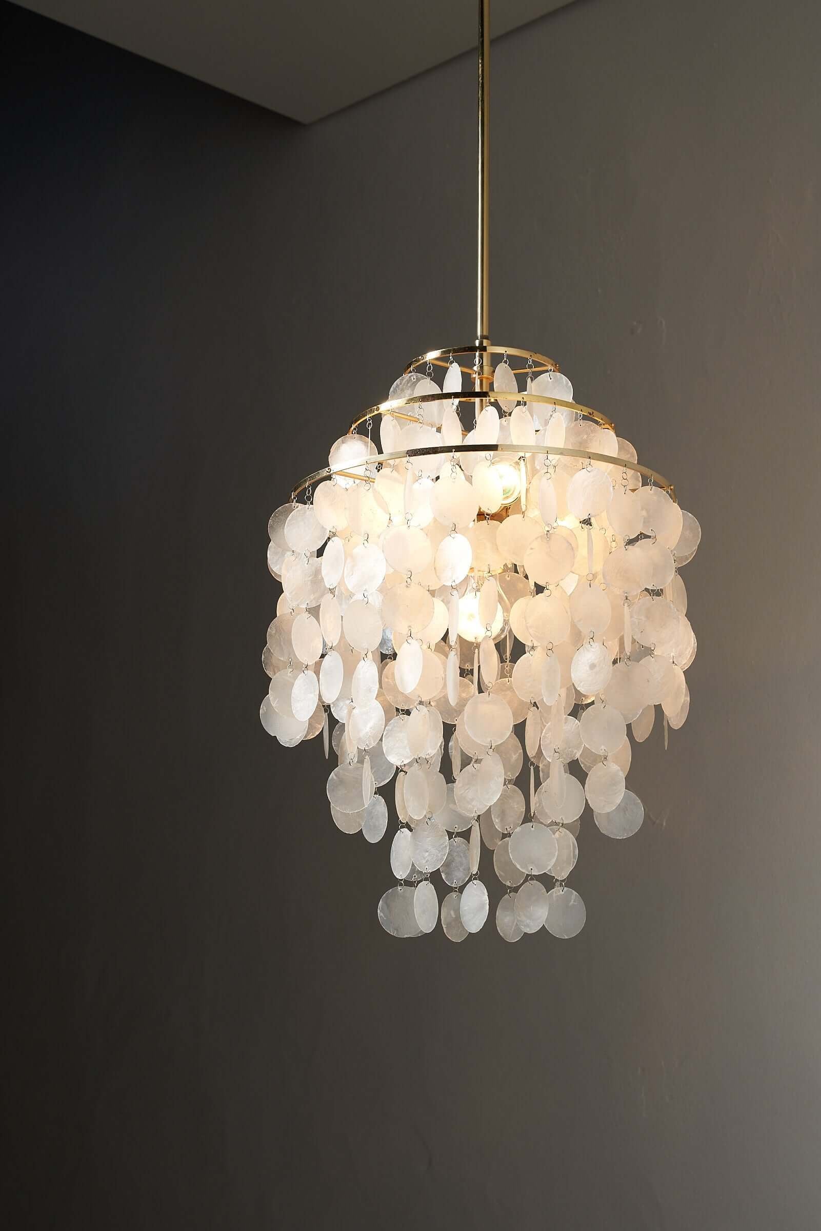 Shell_Pendant_model_FUN_1_DM_Verner_Panton