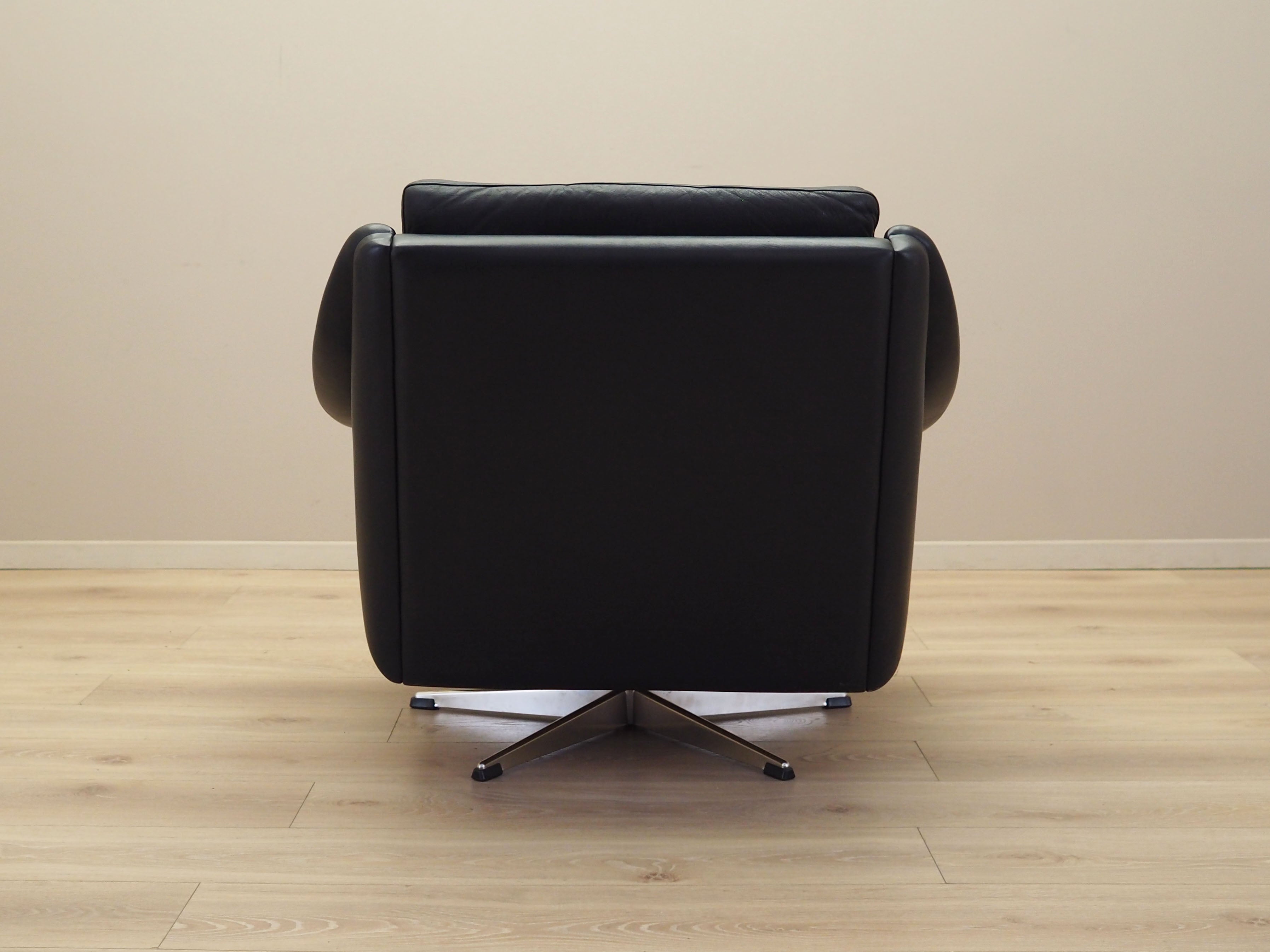 Swivel_armchair_Danish_design_1960s_manufacturer_Eran_M_bler_designer_Aage_Christiansen