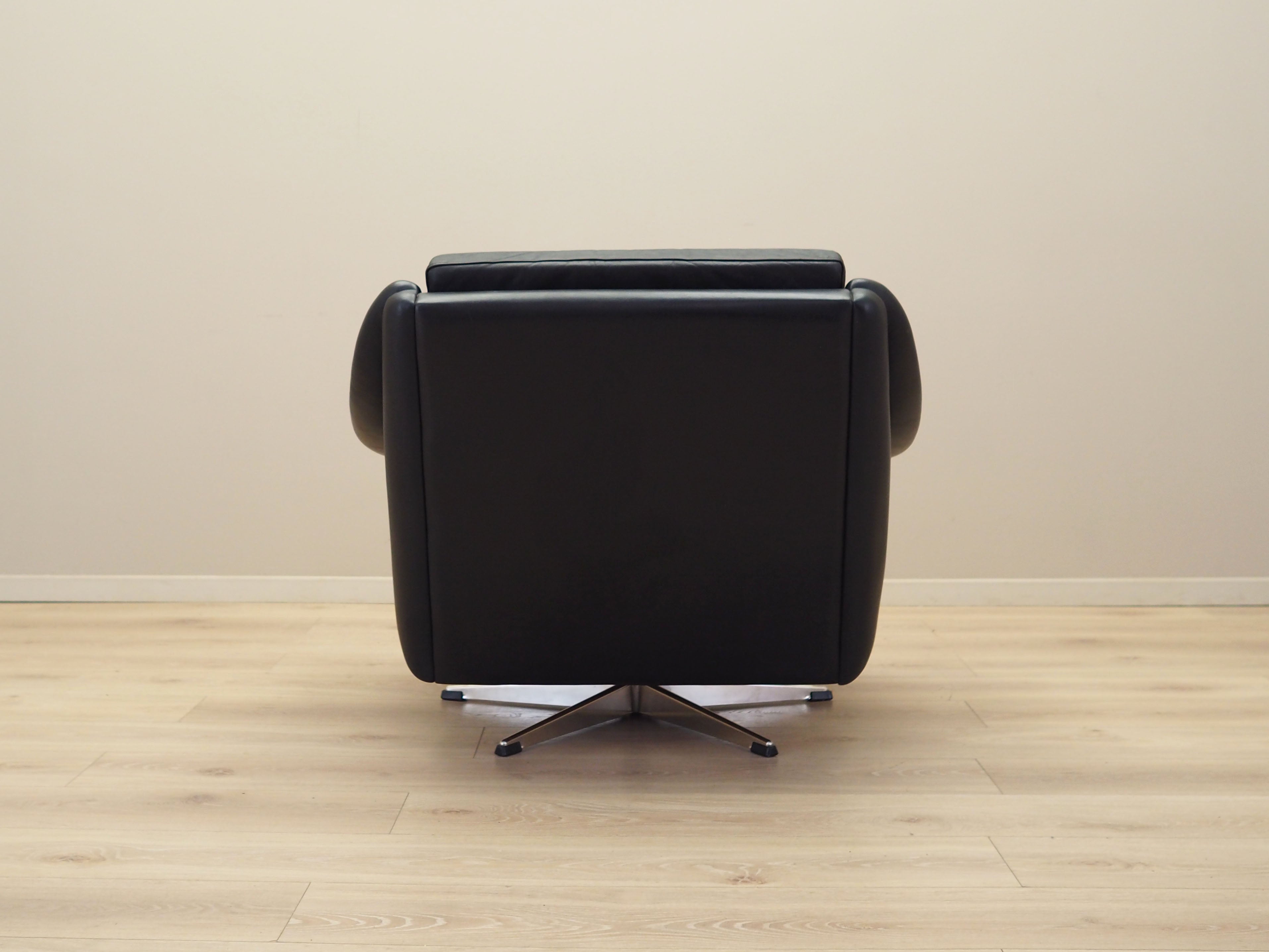 Swivel_armchair_Danish_design_from_1960s_manufacturer_Eran_M_bler_designer_Aage_Christiansen