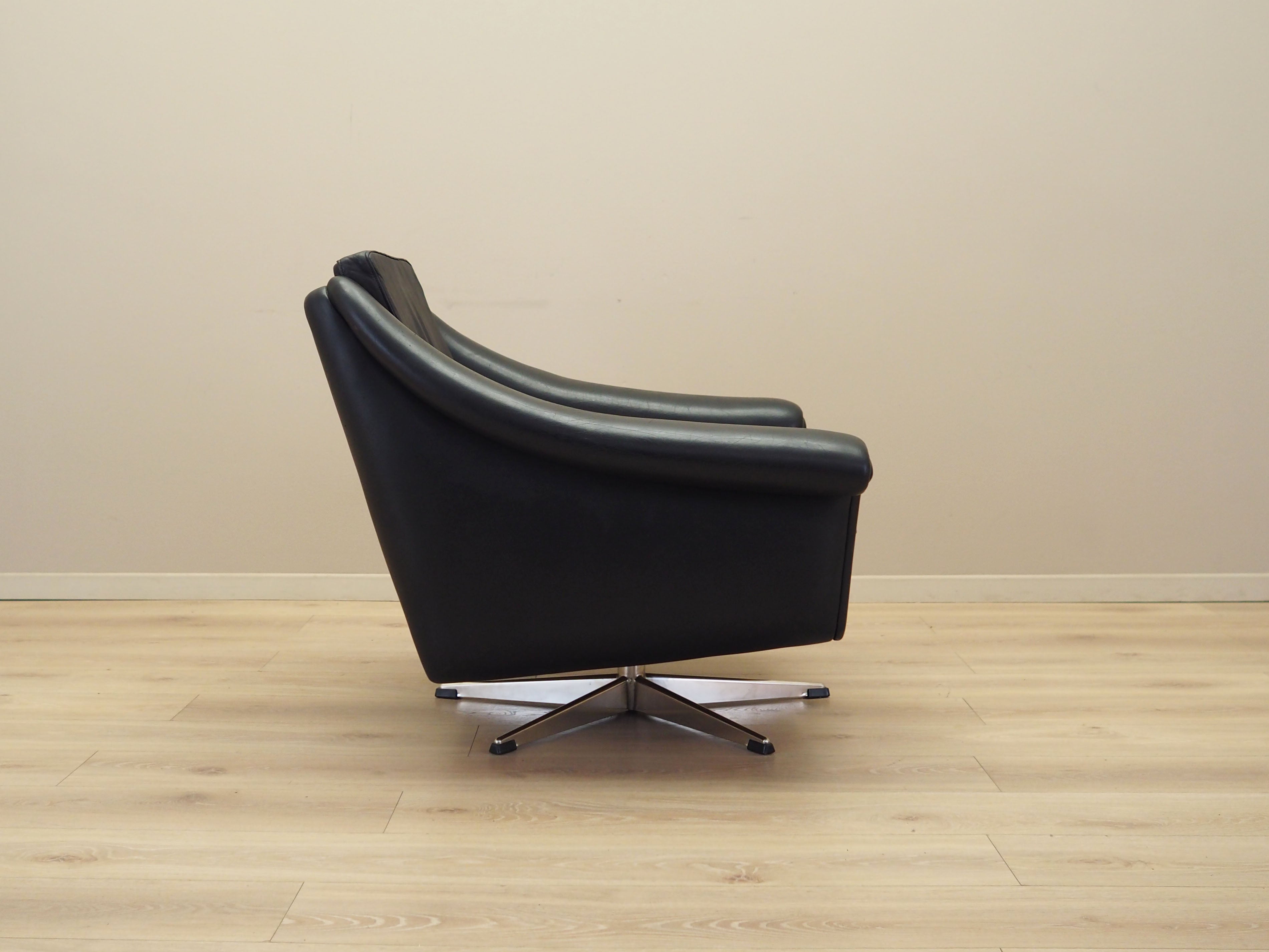 Swivel_armchair_Danish_design_from_1960s_manufacturer_Eran_M_bler_designer_Aage_Christiansen