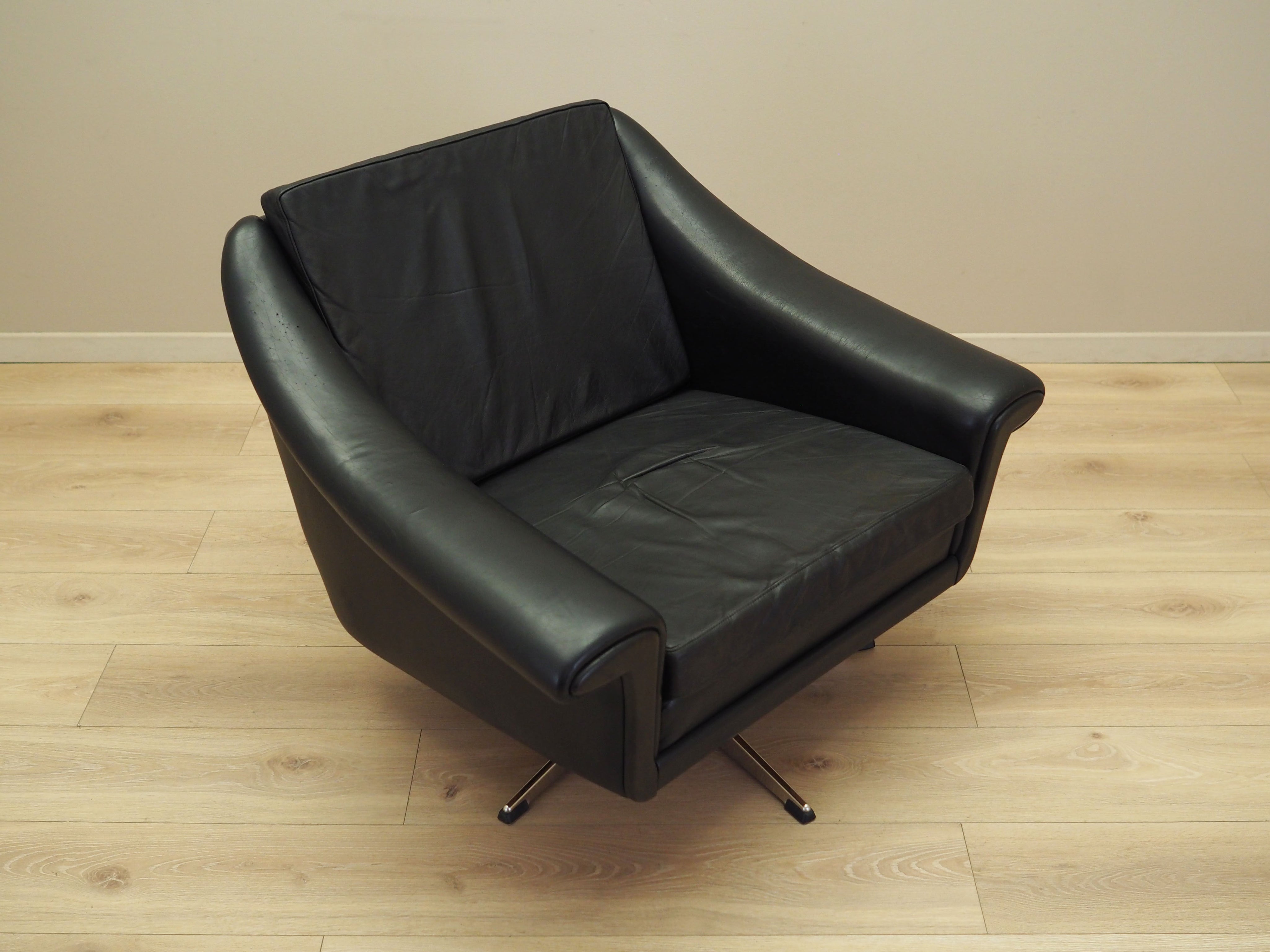 Swivel_armchair_Danish_design_from_1960s_manufacturer_Eran_M_bler_designer_Aage_Christiansen