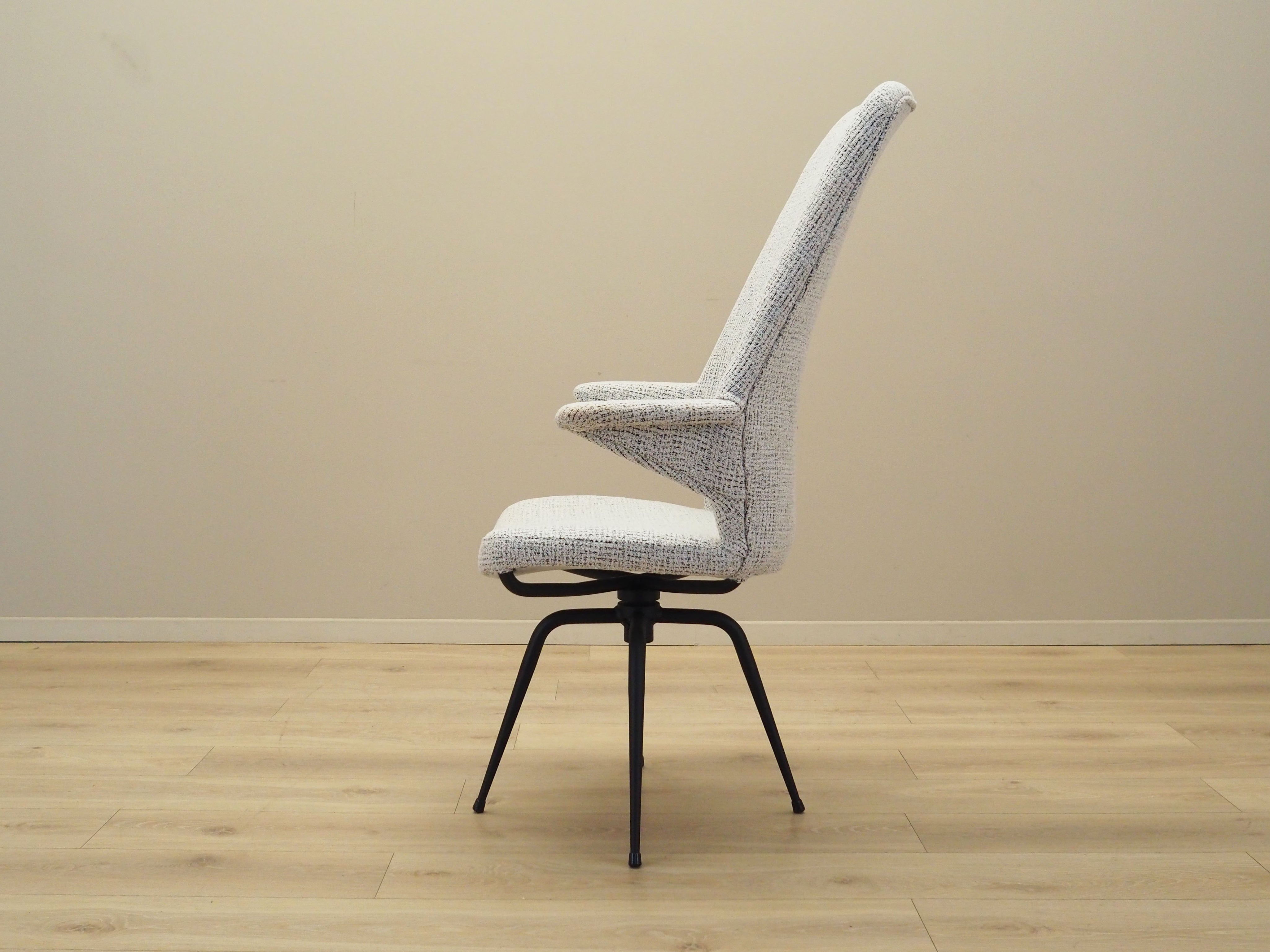 Swivel_armchair_Italian_design_1970s_production_Italy